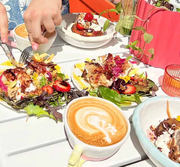 capuccino et assiettes de brunch