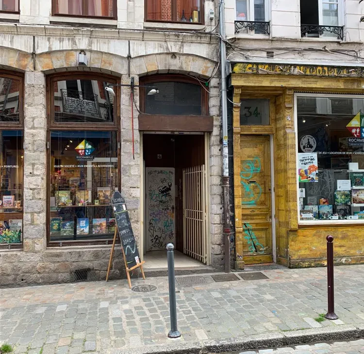 Boutique de jeux dans une rue pavée