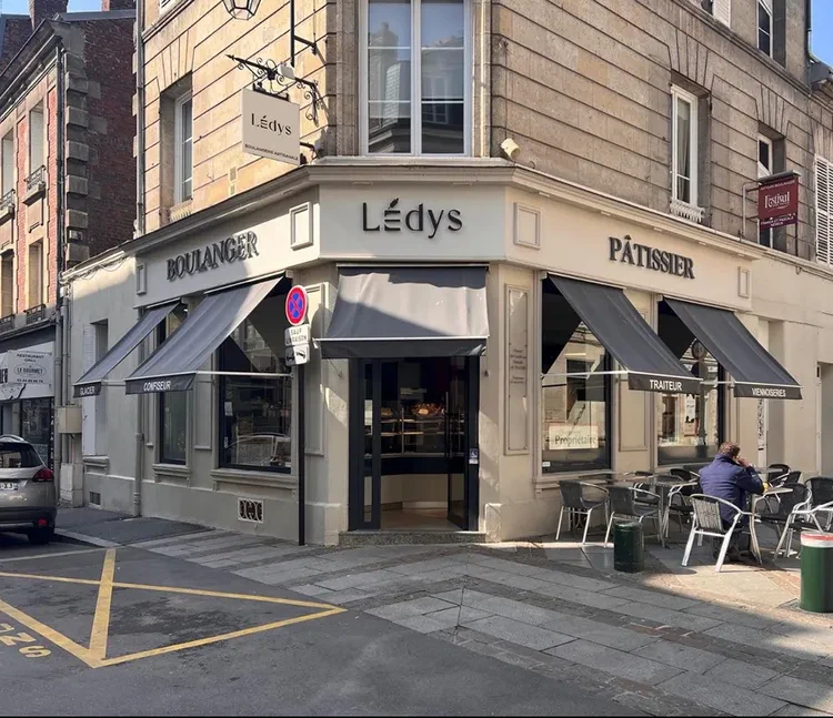 devanture d'une boulangerie au coin d'une rue