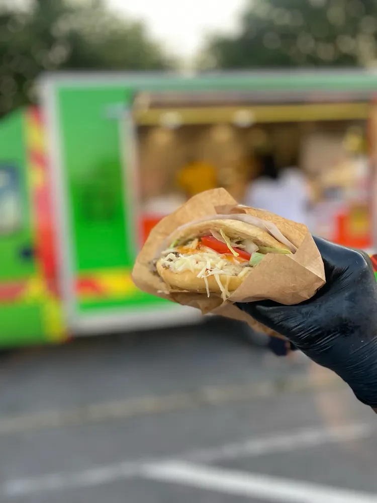 sandwich garni devant un food-truck