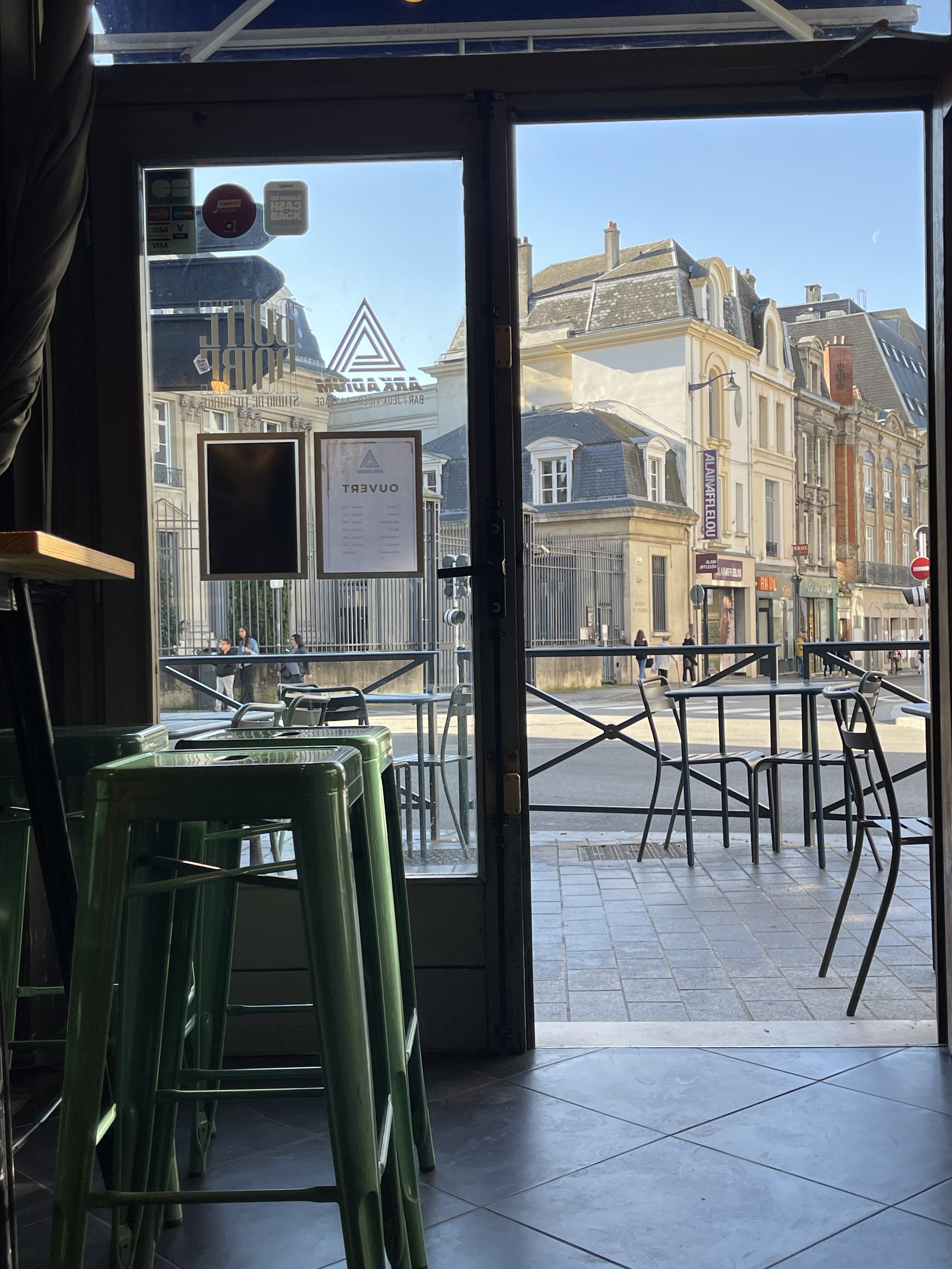 Intérieur d'un restaurant qui donne sur une terrasse