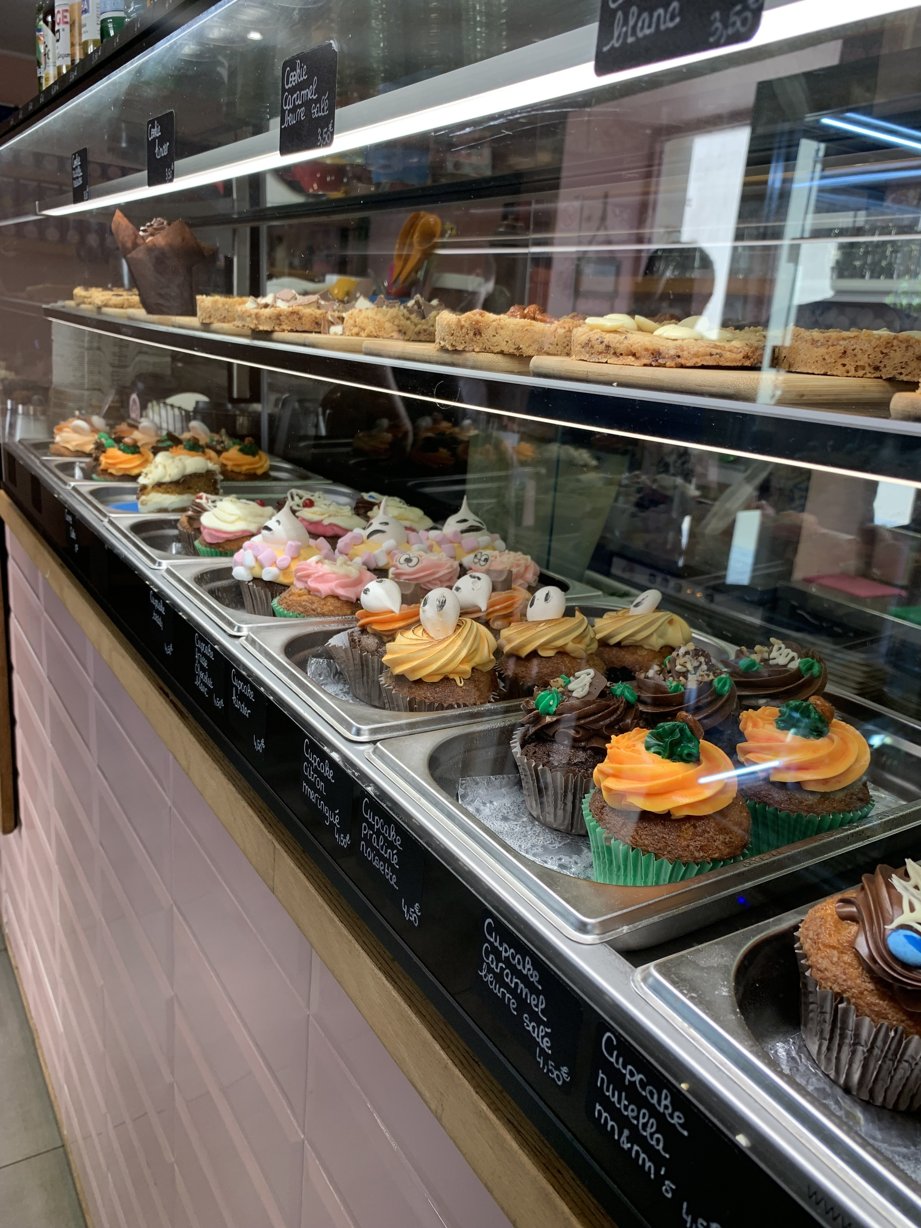 vitrine réfrigirée de cupcakes