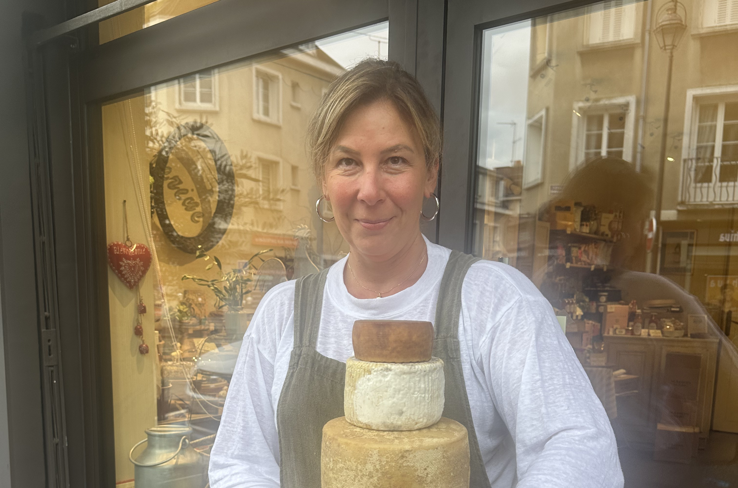 Portrait d'une femme avec des fromages dans les mains