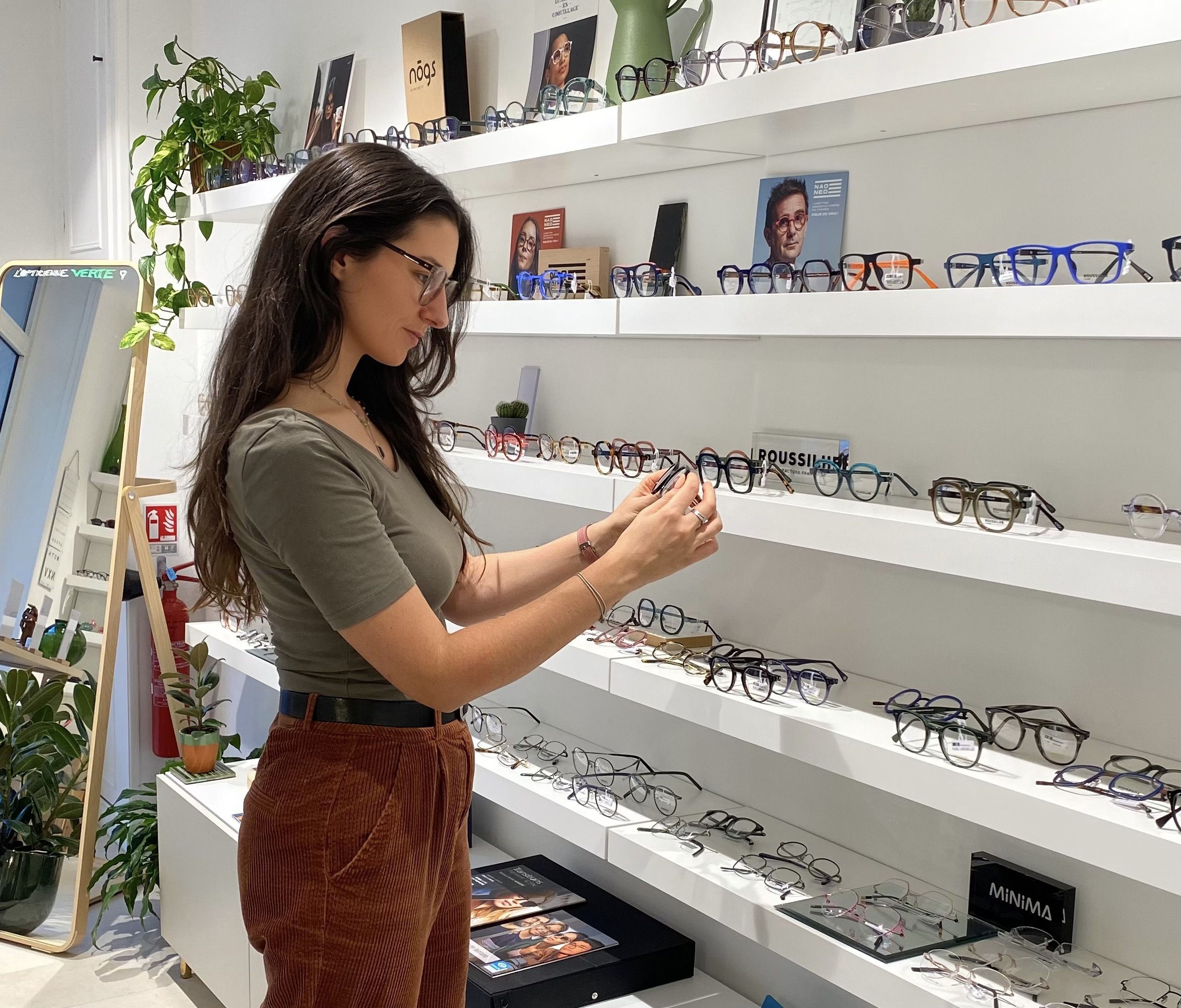 Femme qui regarde des lunettes dans une boutique