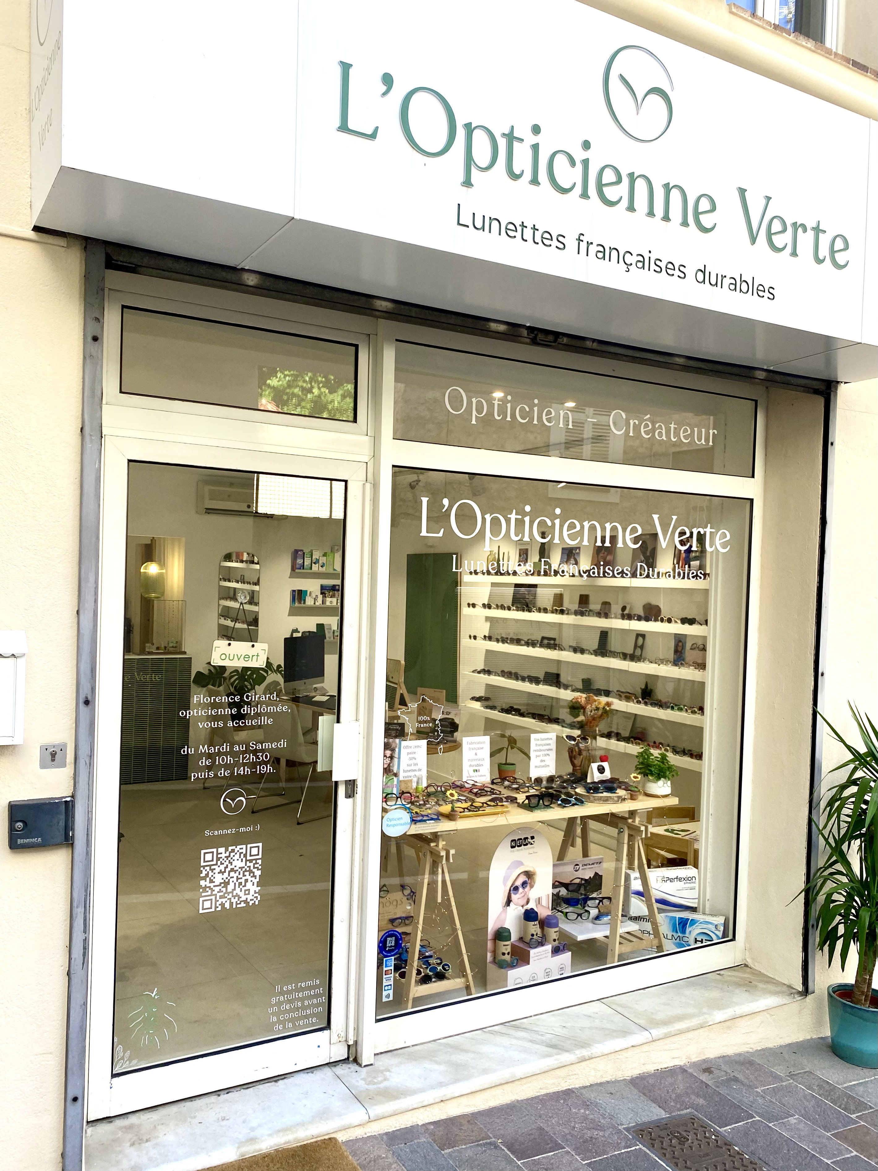 Devanture de boutique blanche d'un opticien