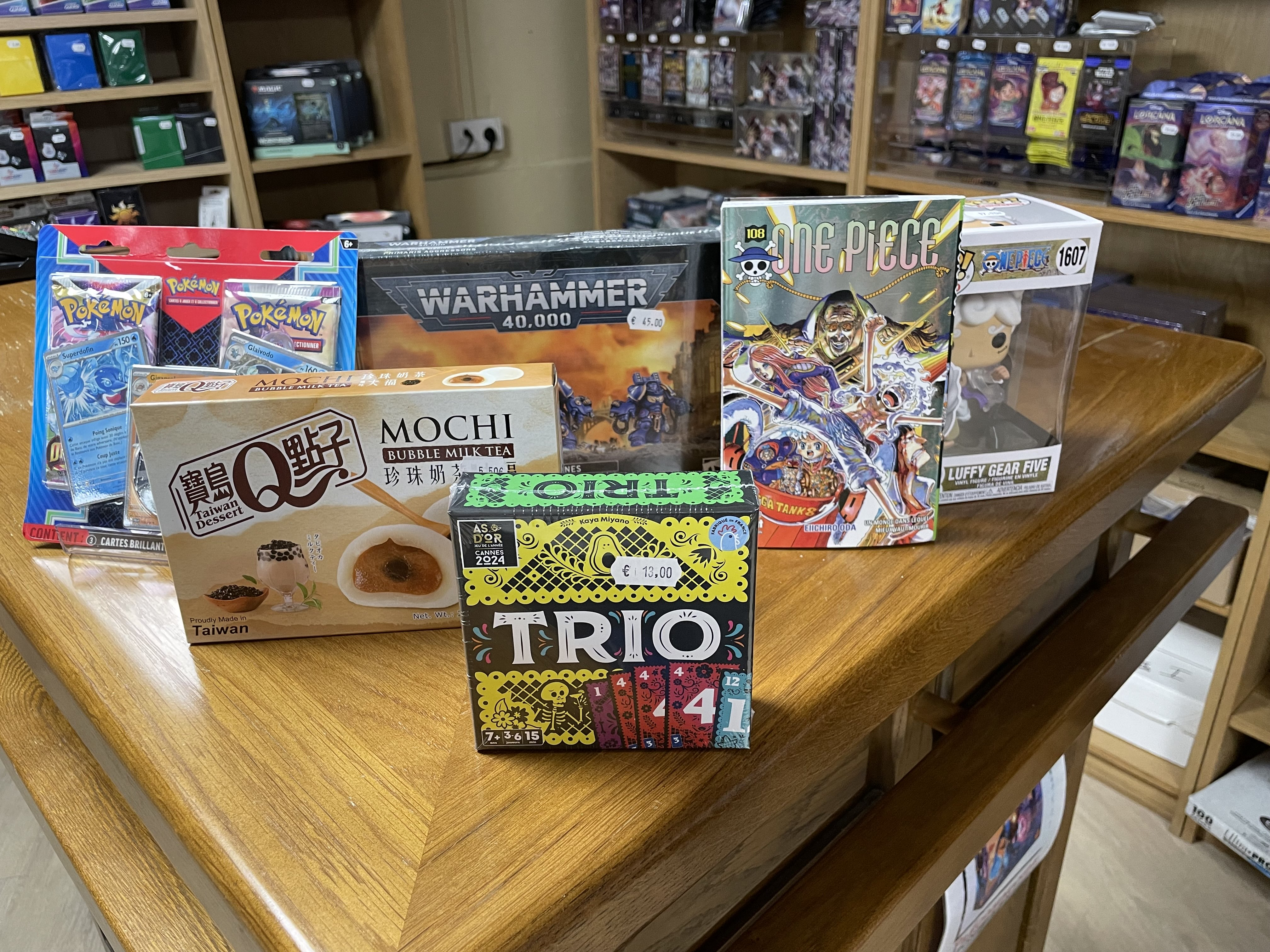 jeux de société sur une table en bois