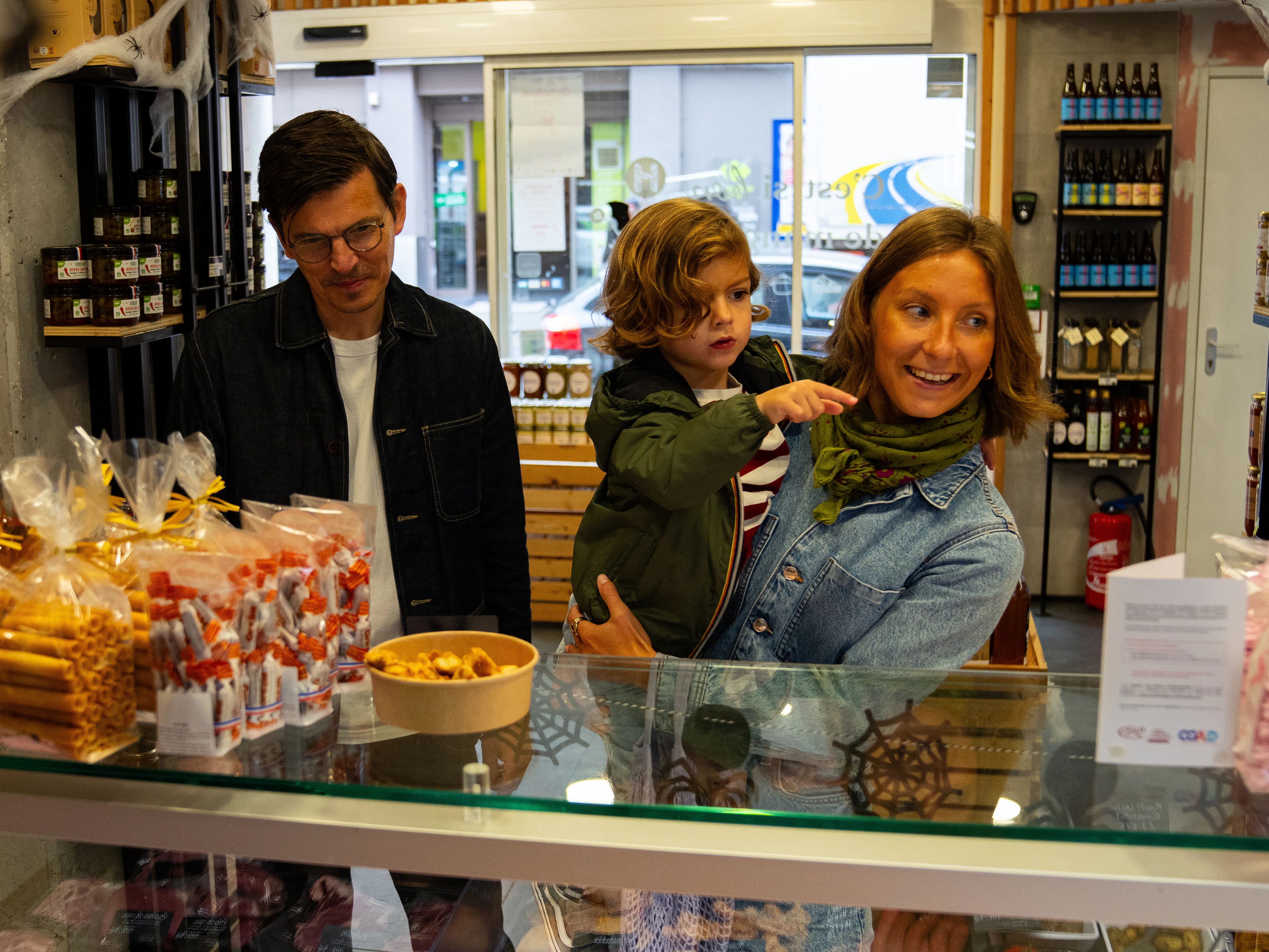 Une famille dans un magasin