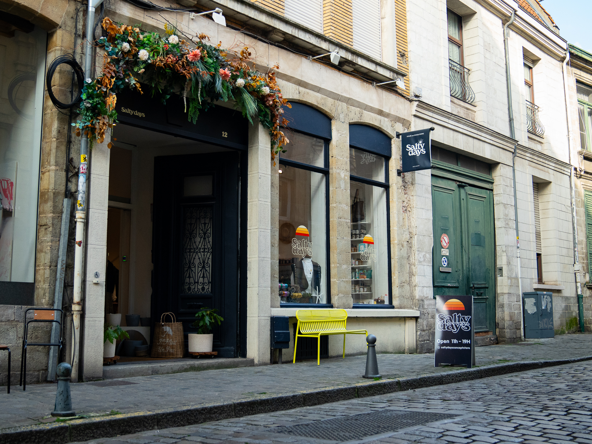 Boutique concept store dans une rue ancienne