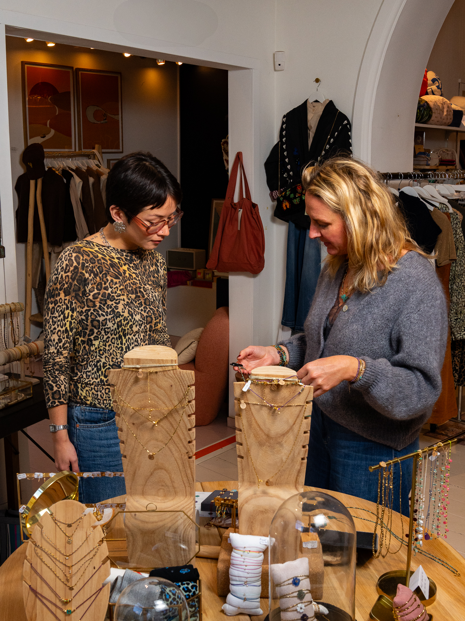 2 femmes dans une boutique de mode