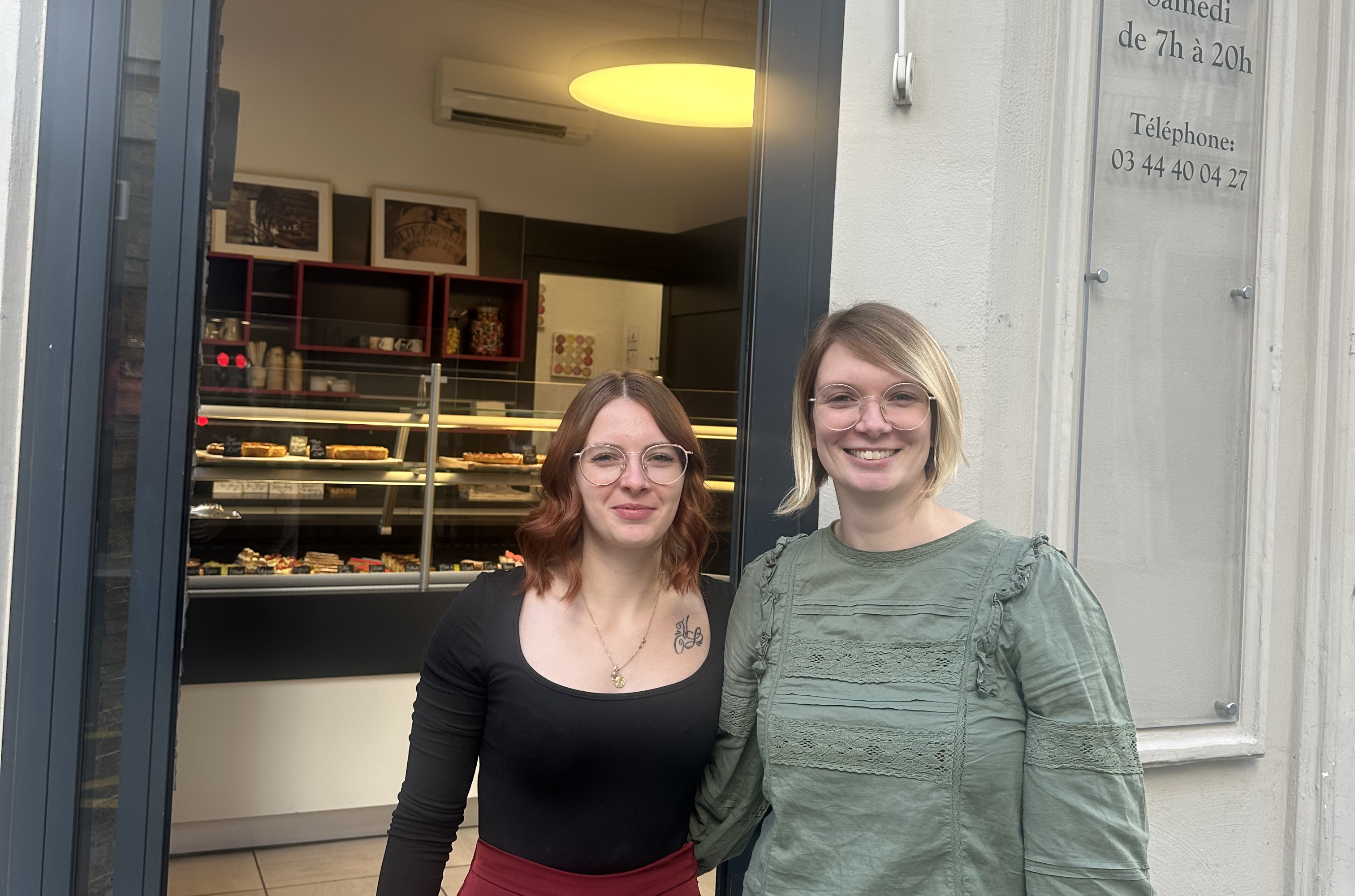 2 femmes devant une boulangerie