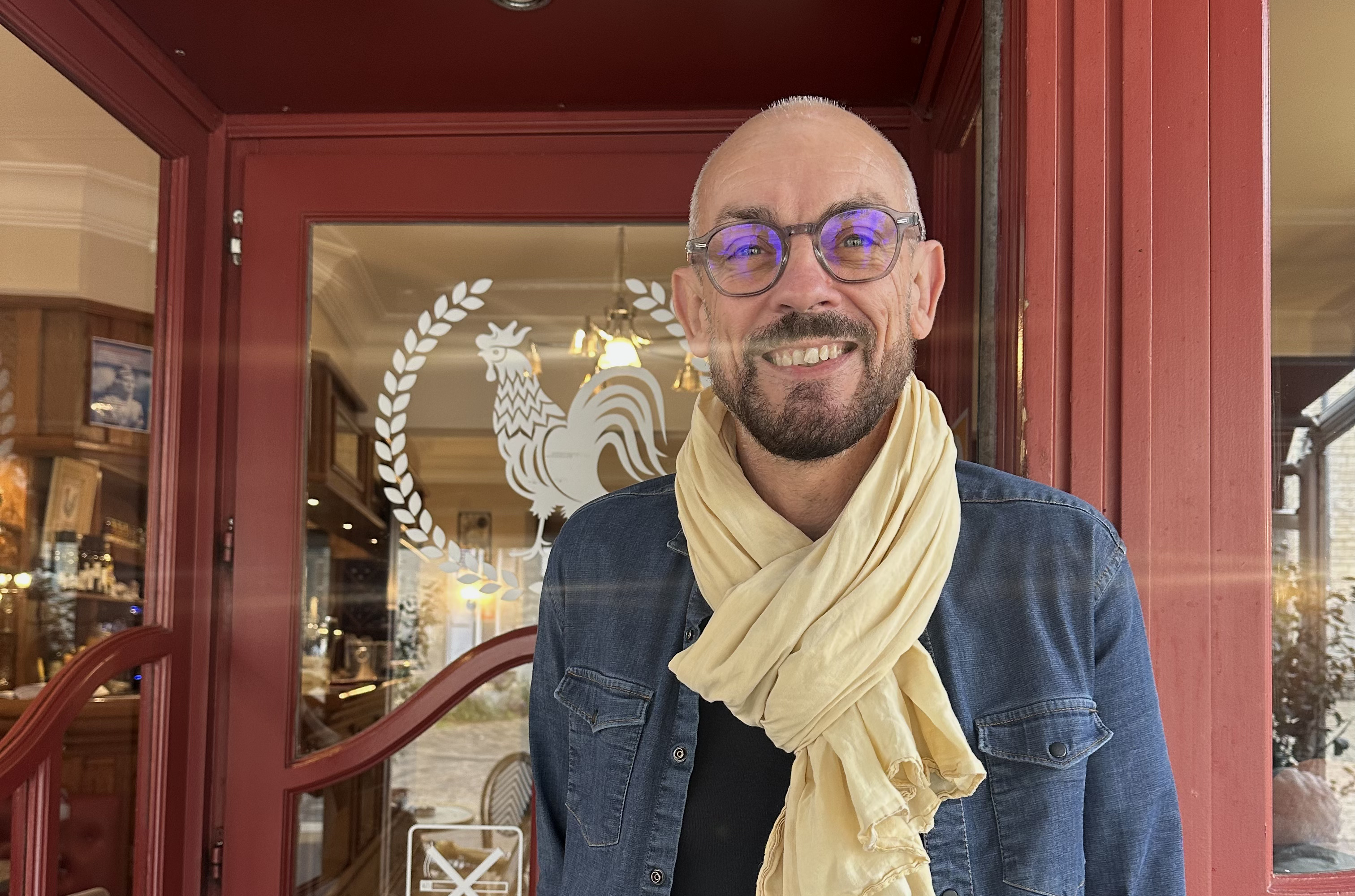 Photo d'un homme devant un restaurant rouge