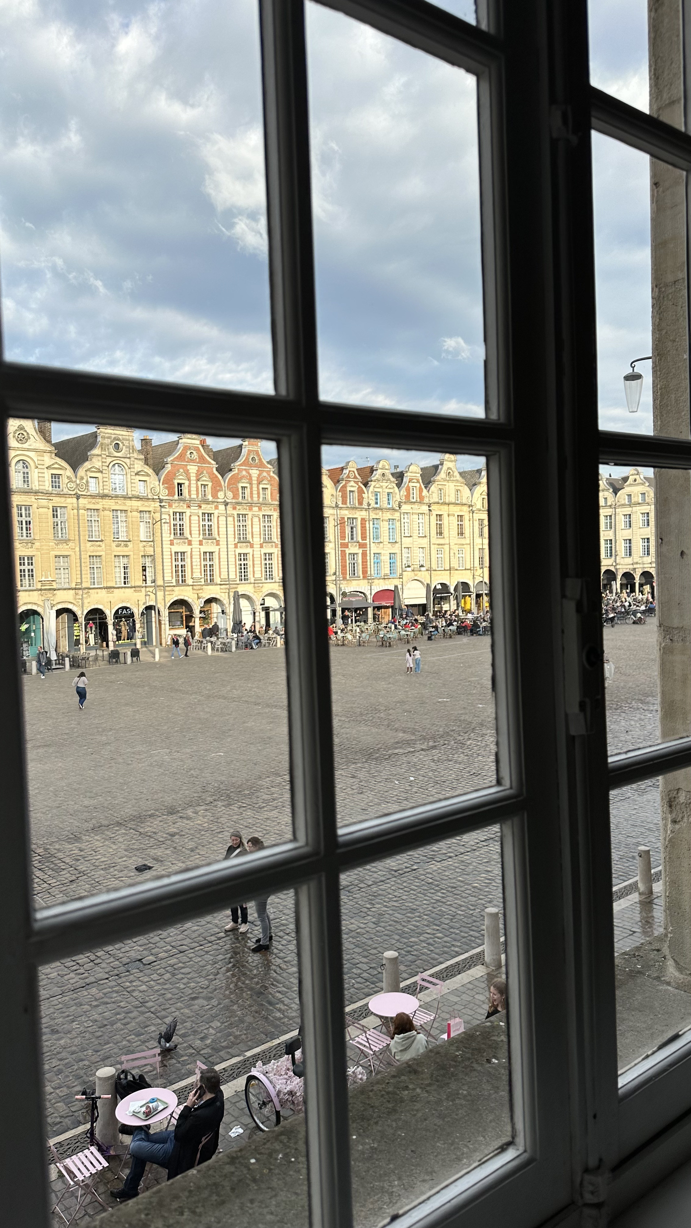 Vue intérieure d'un restaurant sur une place