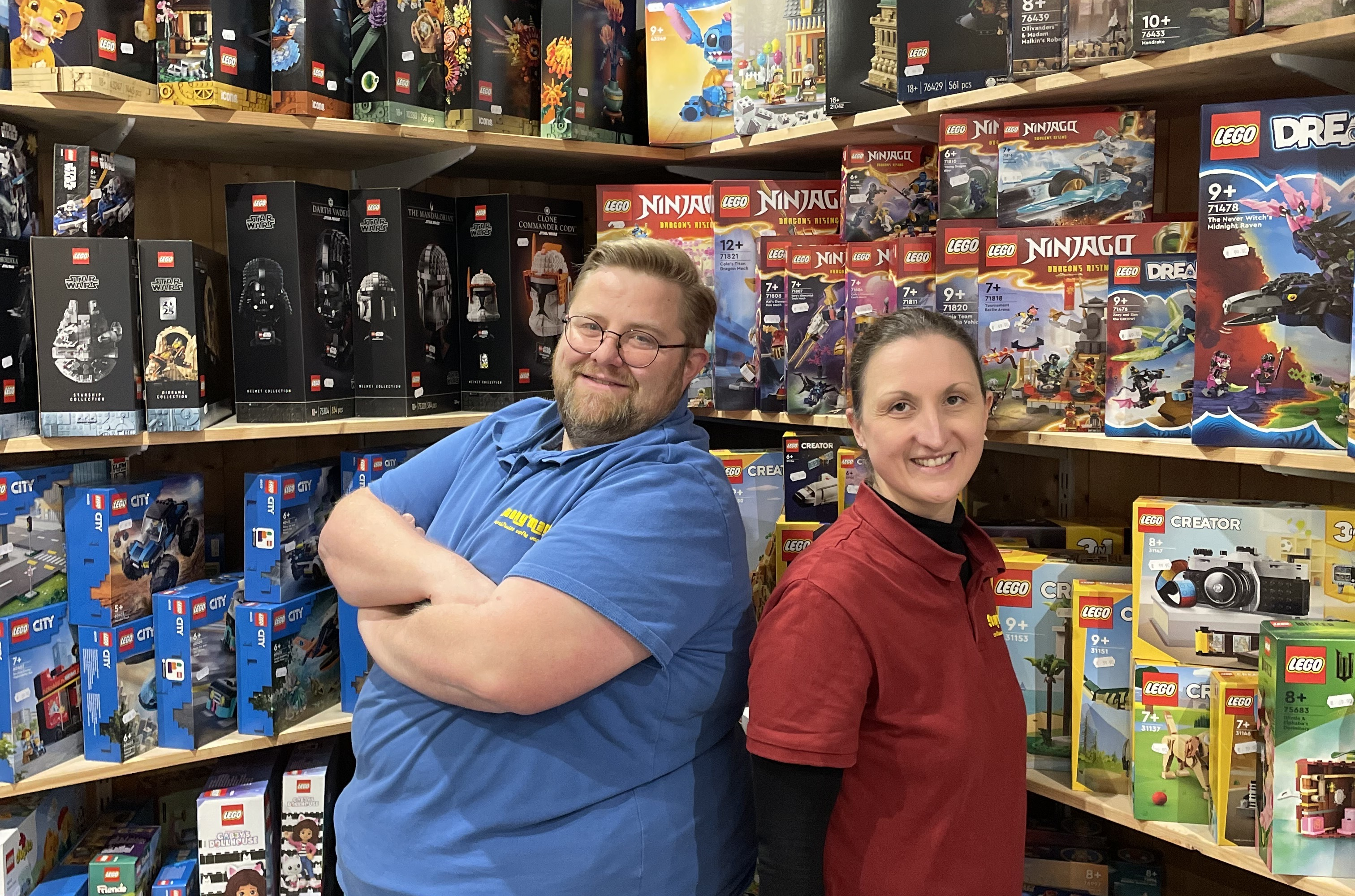 2 personnes prennent la pose dans un magasin de Lego