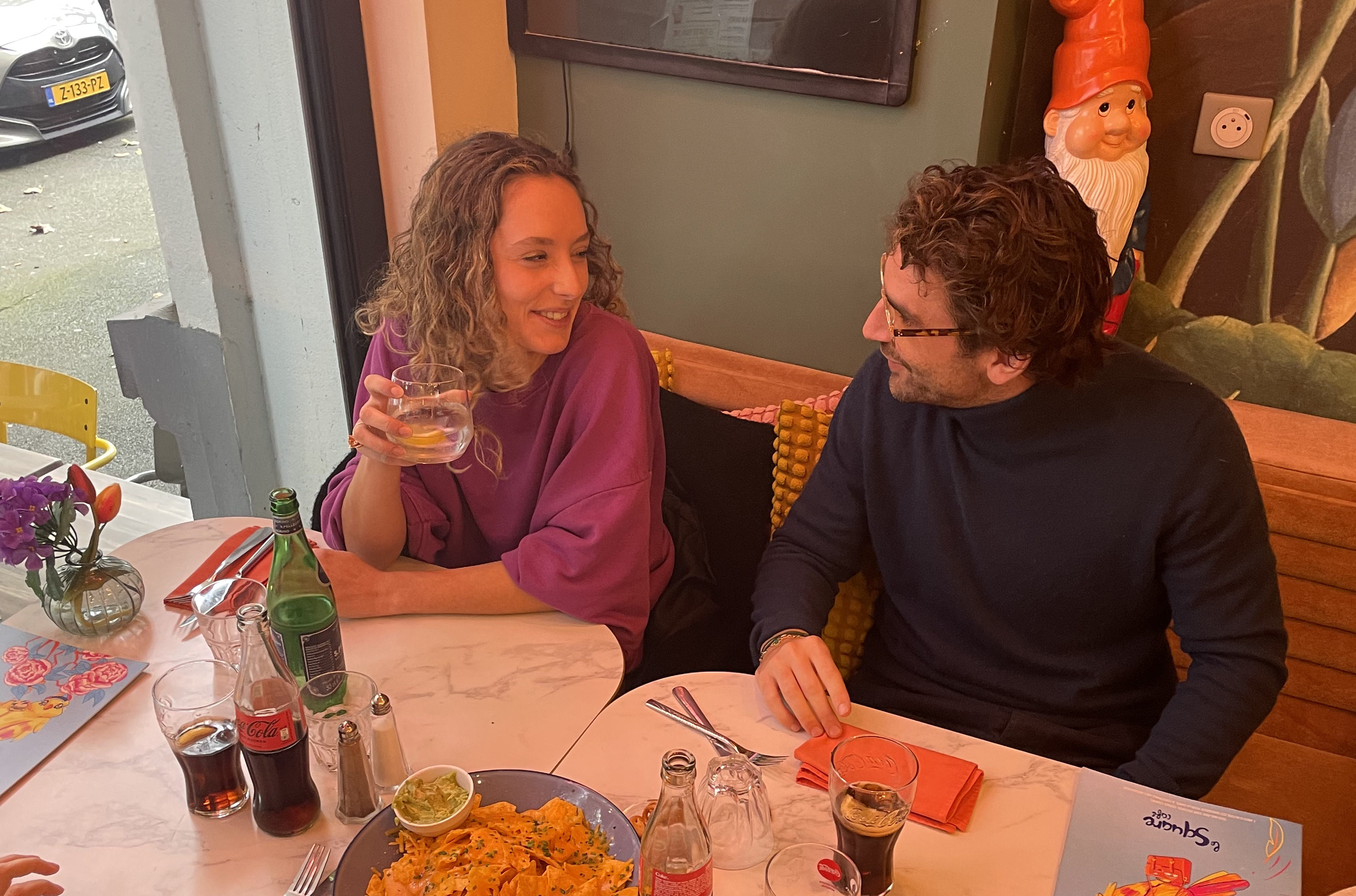2 personnes discutent dans un restaurant