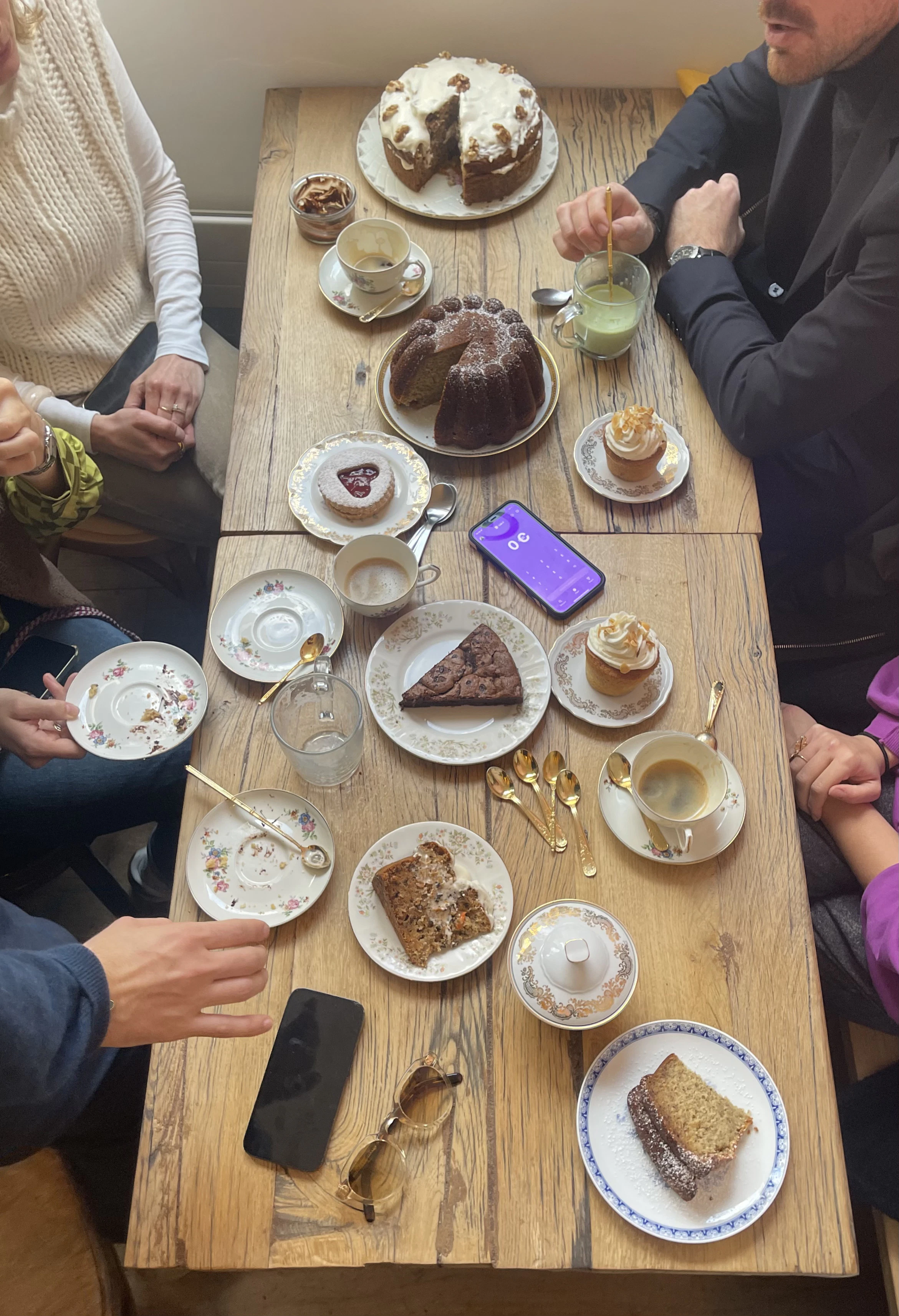 Une table de restaurant au moment du dessert