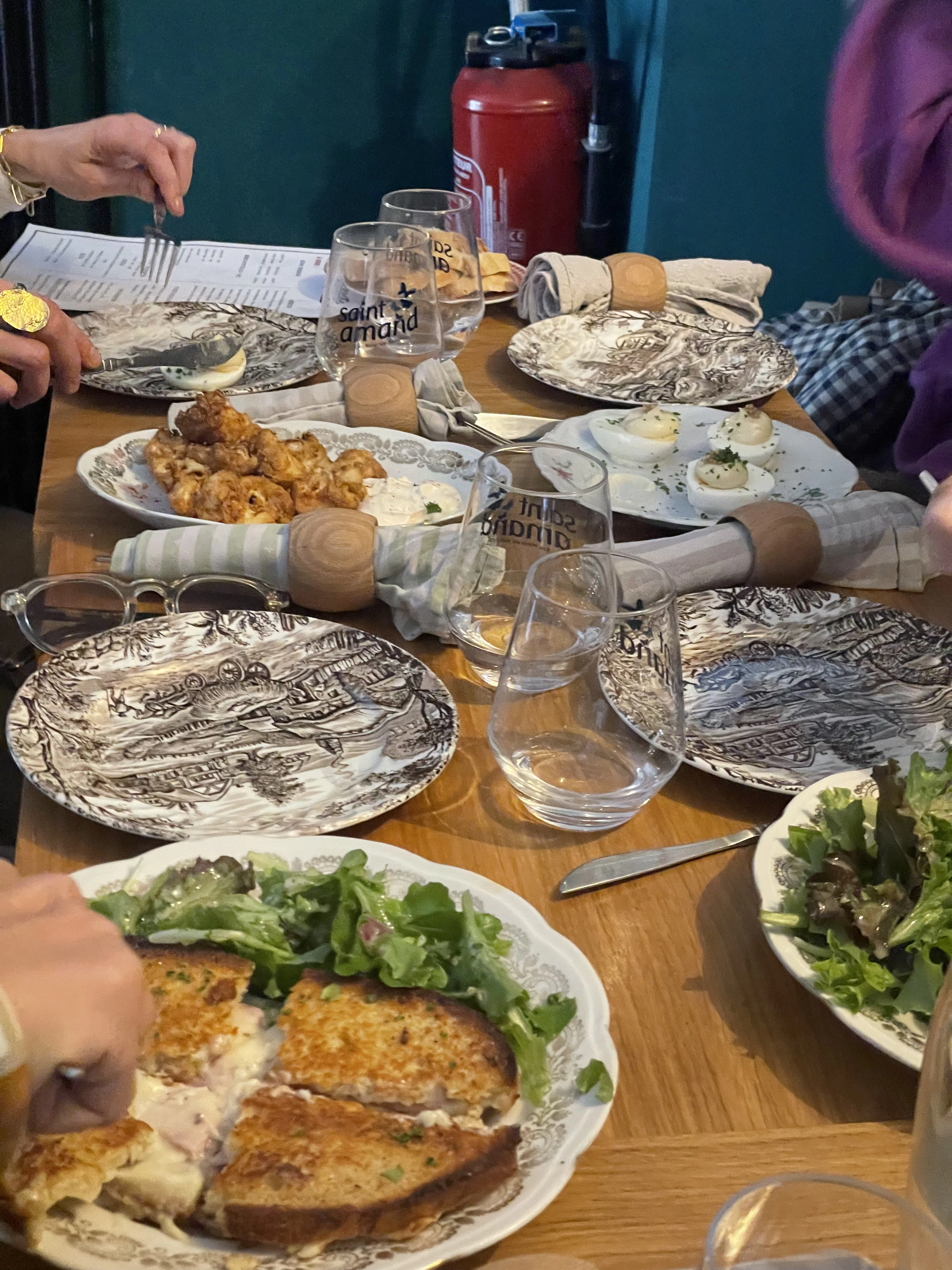 Plusieurs plats présentés sur une table de restaurant