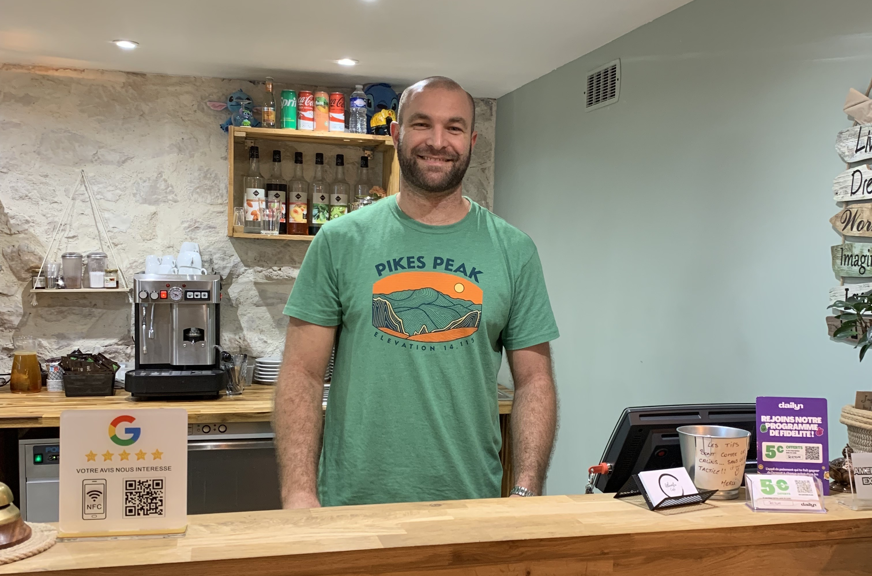 Photo d'un homme derrière un comptoir