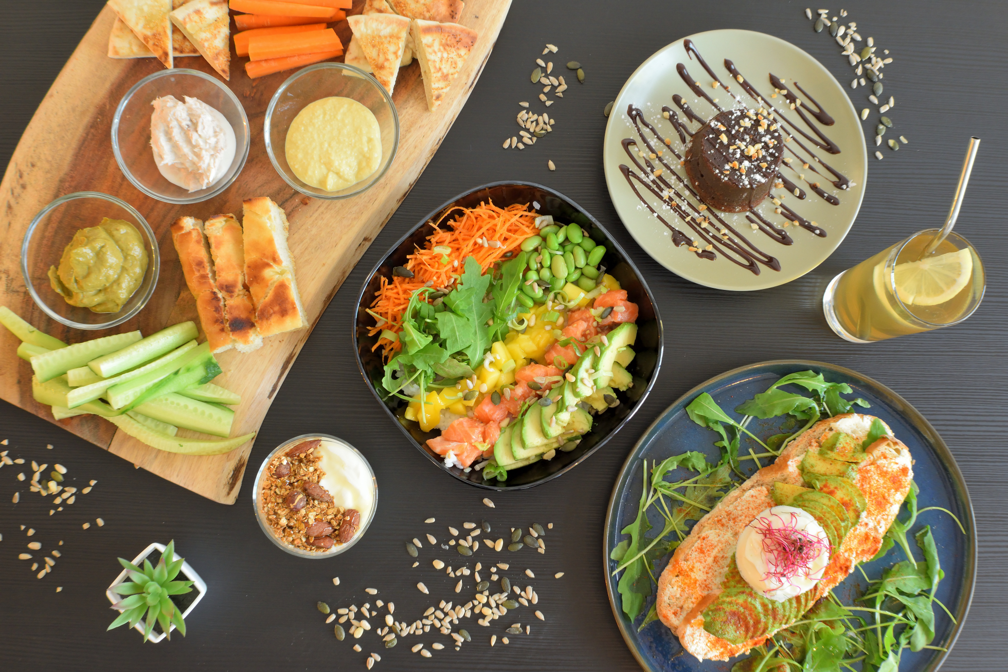 Des plats colorés posés sur une table