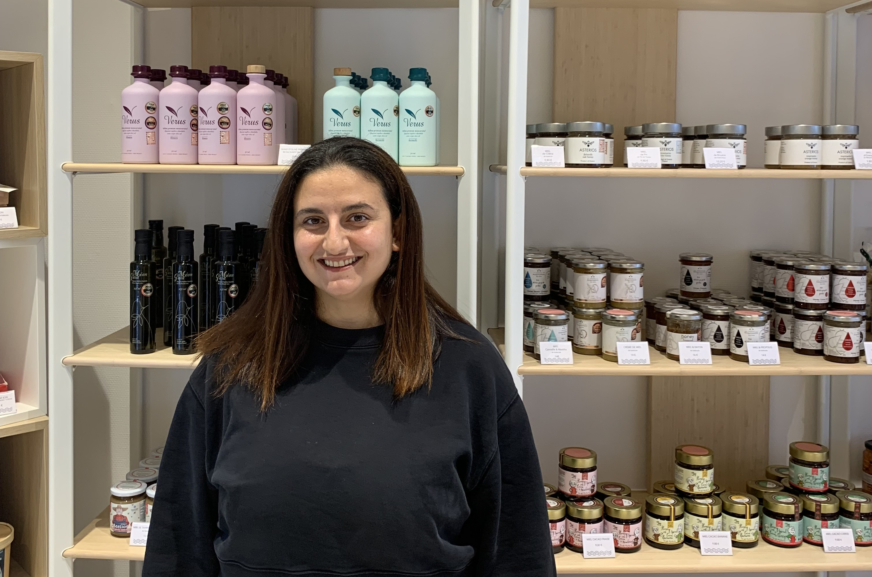 Photo d'une femme devant des produits sur une étagère