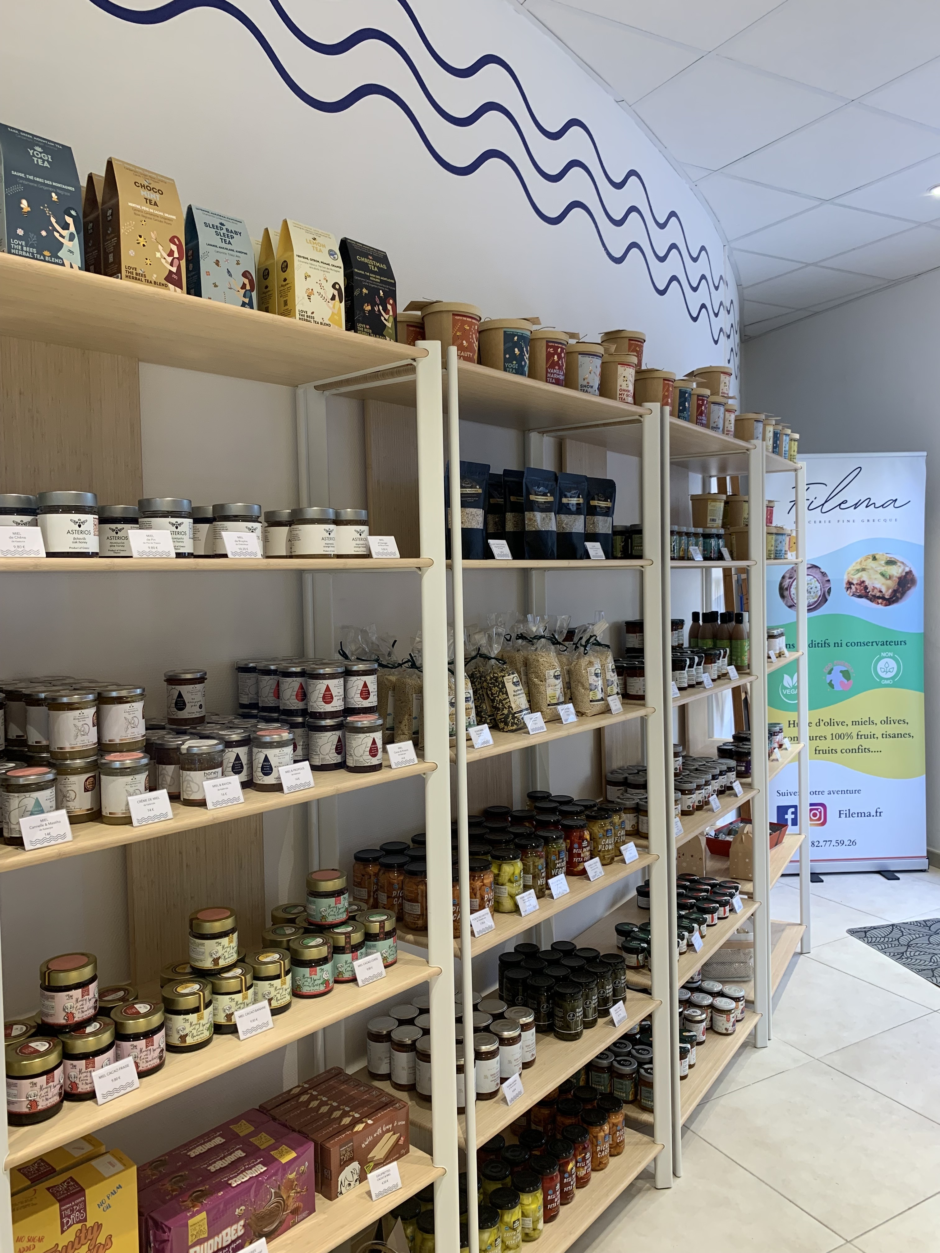 Etagères en bois avec des produits de traiteur grecque