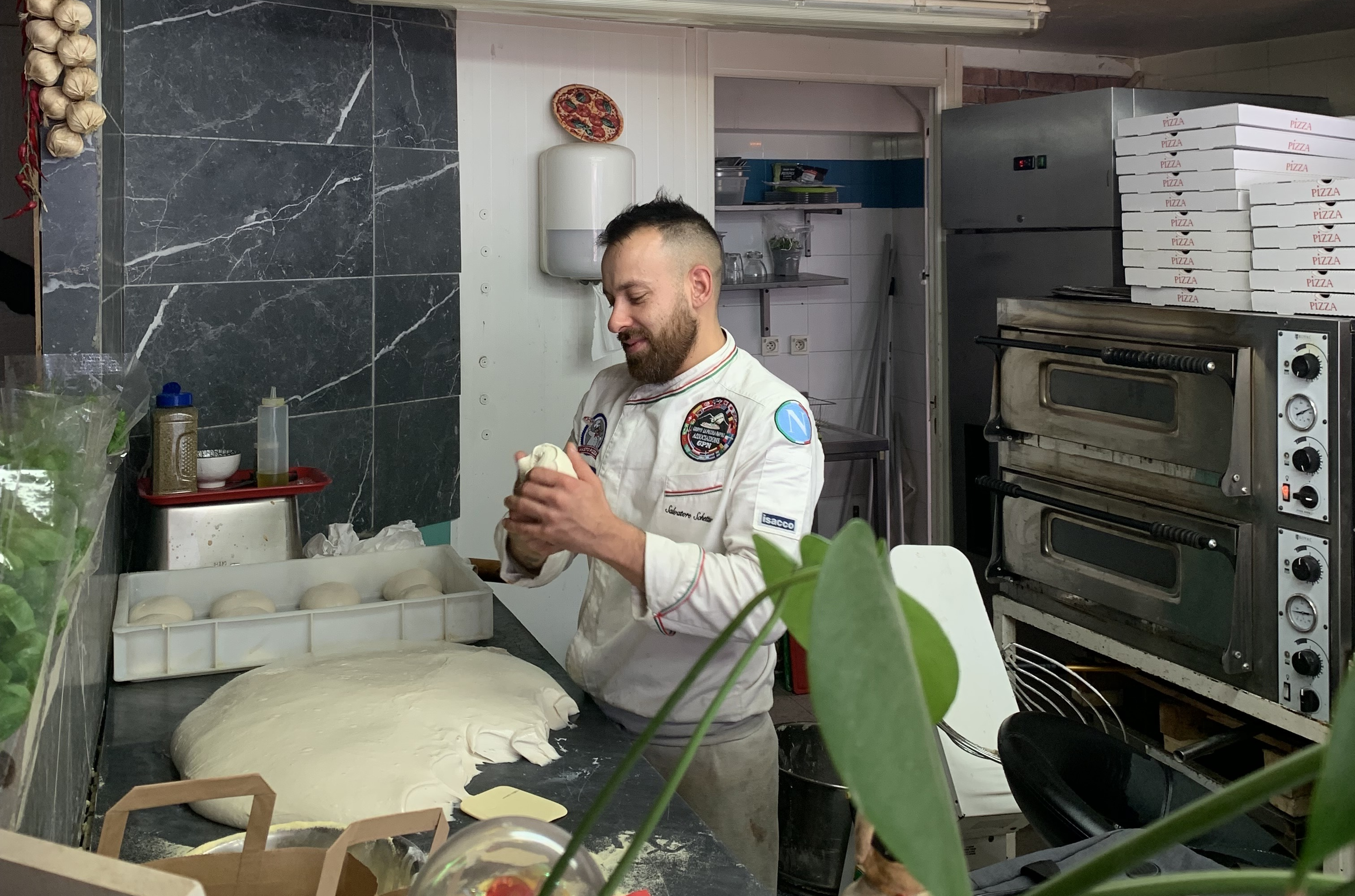 Un pizzaiolo dans sa cuisine