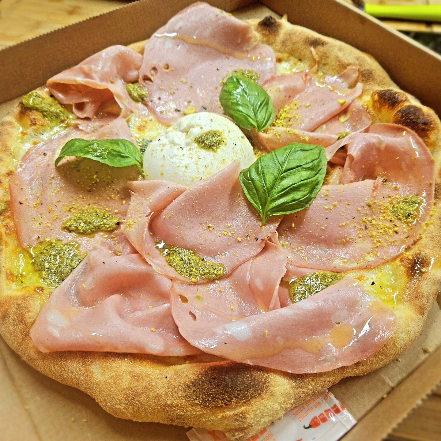 Pizza avec de la mortadelle et de la burrata