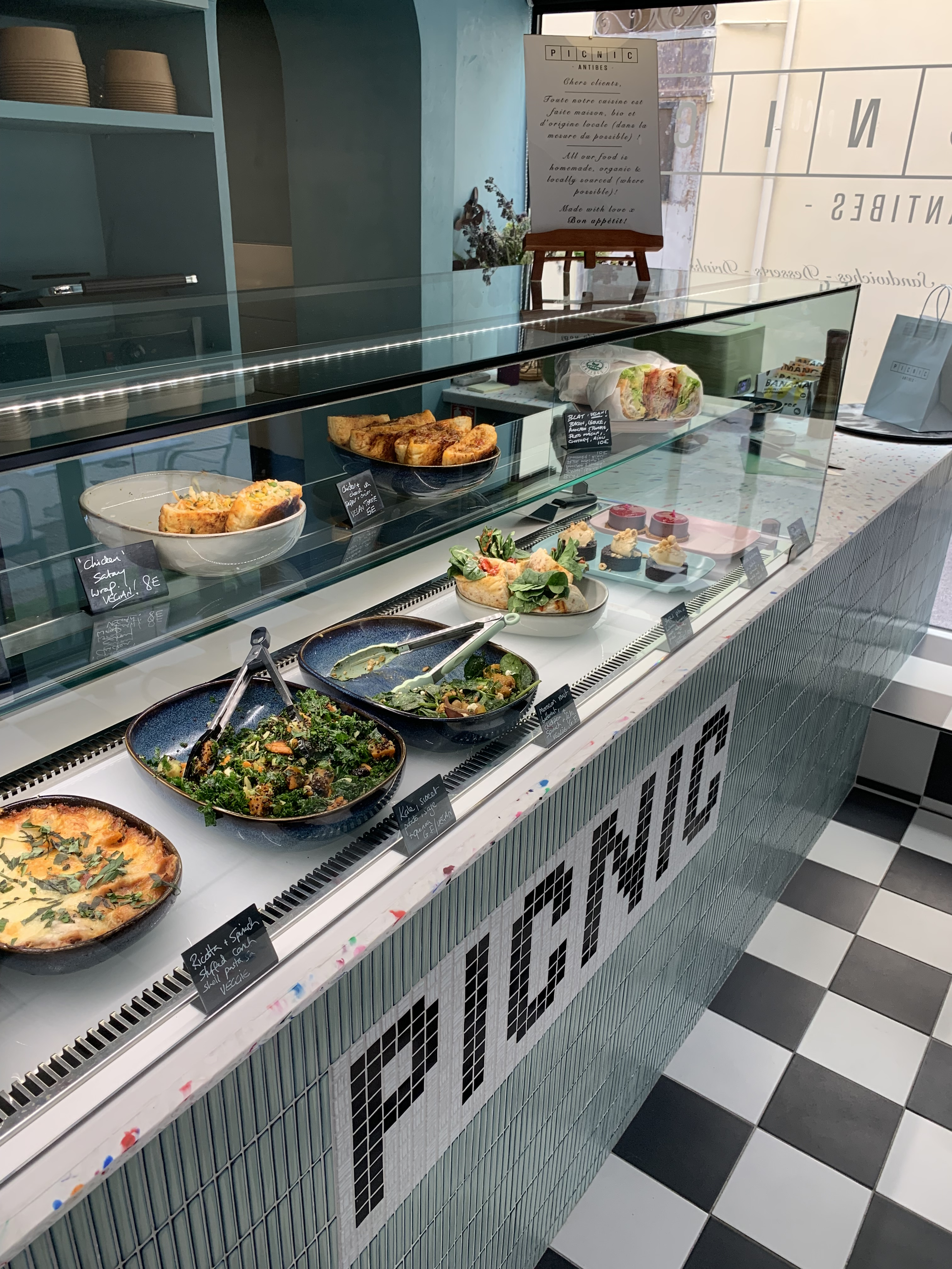 Vitrine réfrigérée avec des plats faits maison