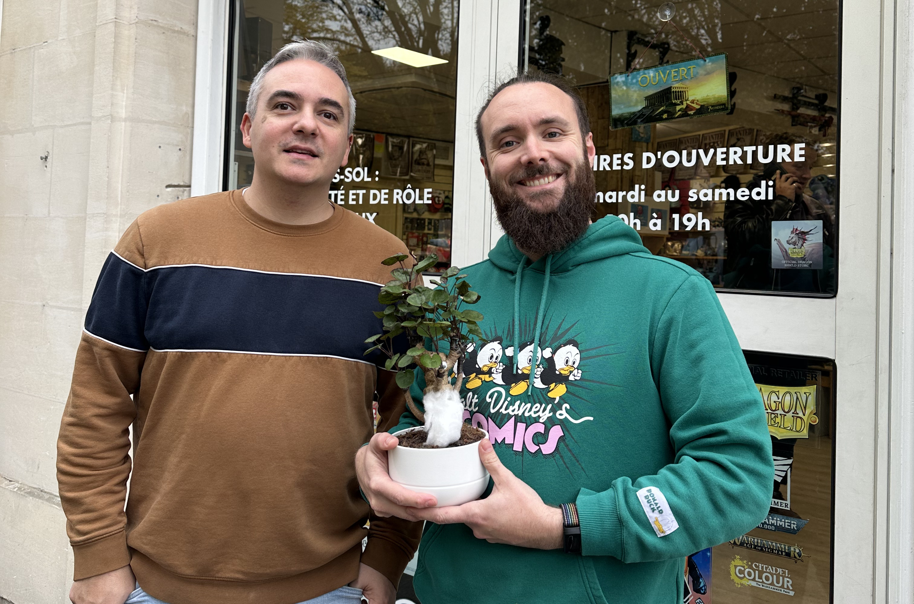 Portrait de 2 hommes devant un magasin