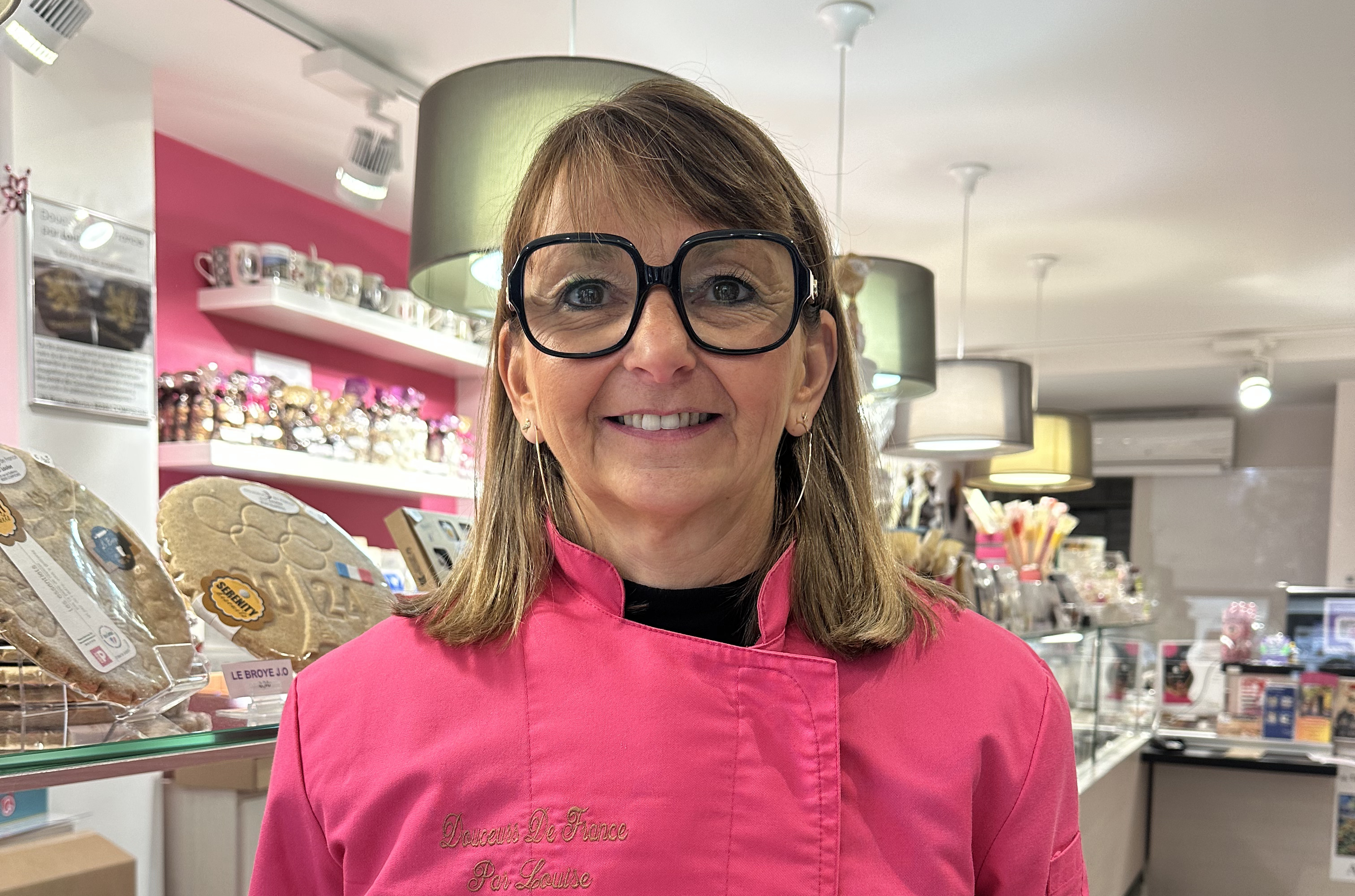 Chocolatière qui prend la pose
