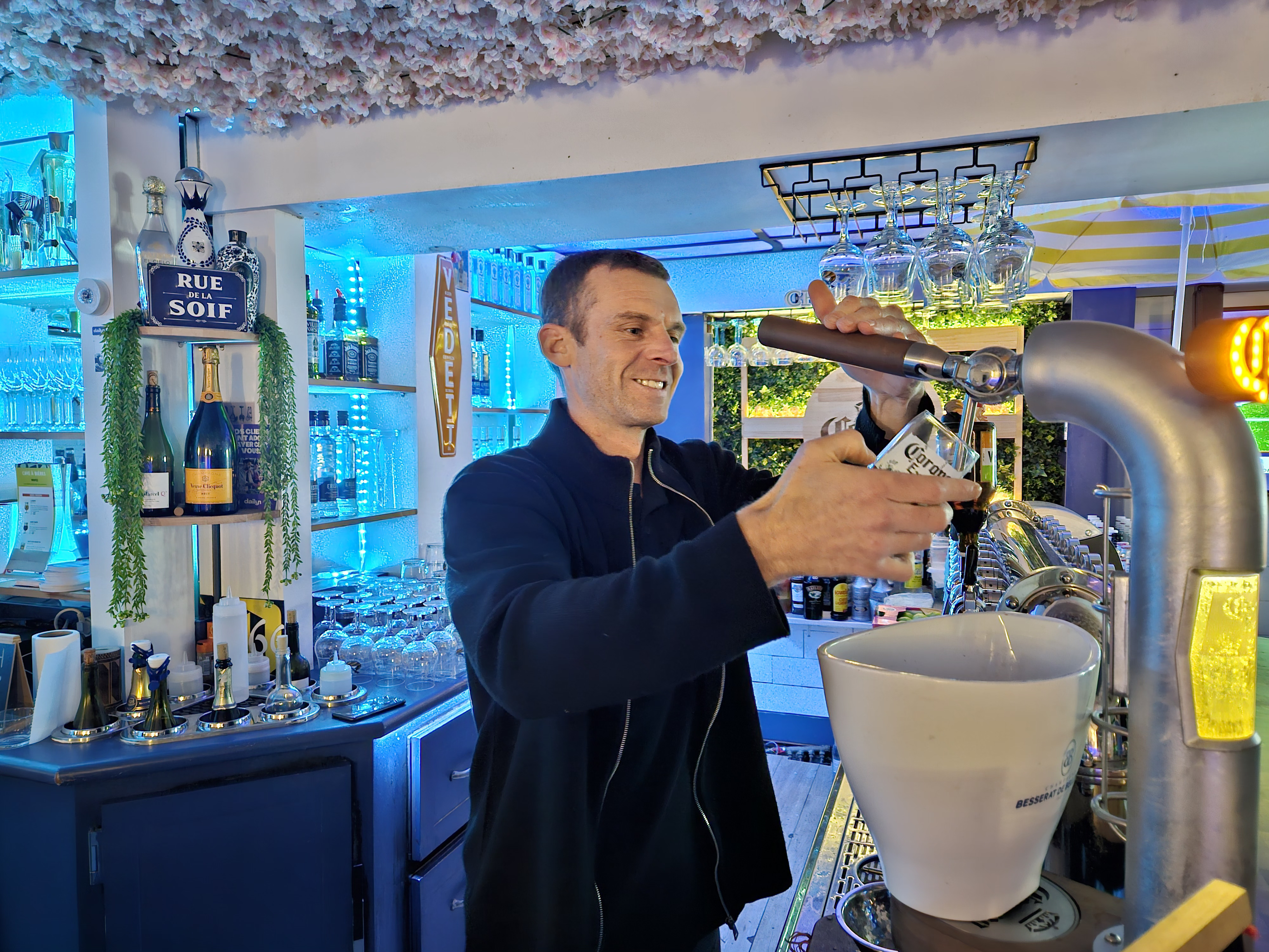 Serveur qui sert une bière