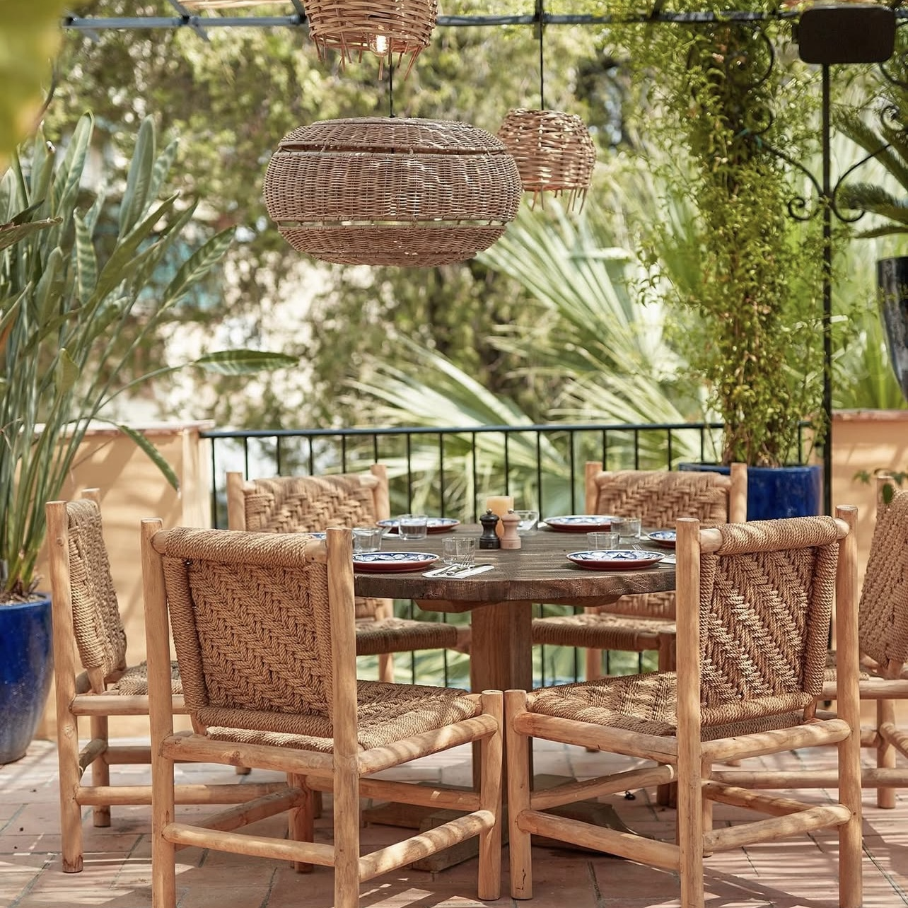 Table dréssée avec table et chaises