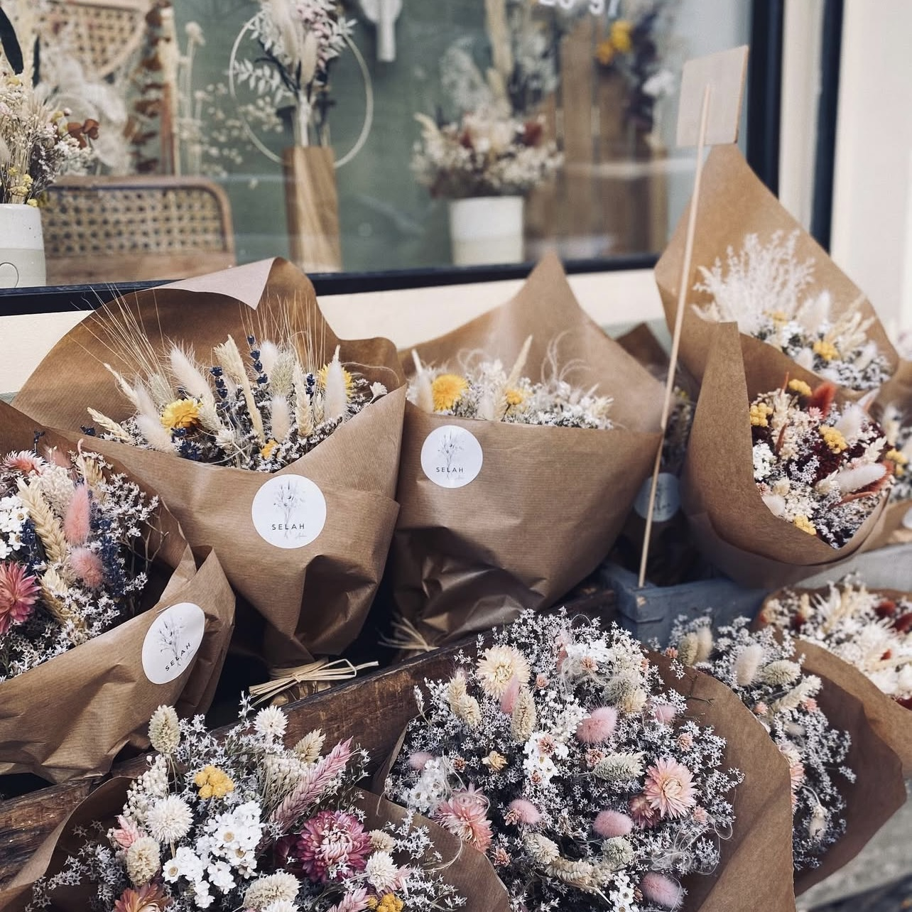 Plusieurs bouquets de fleurs séchés