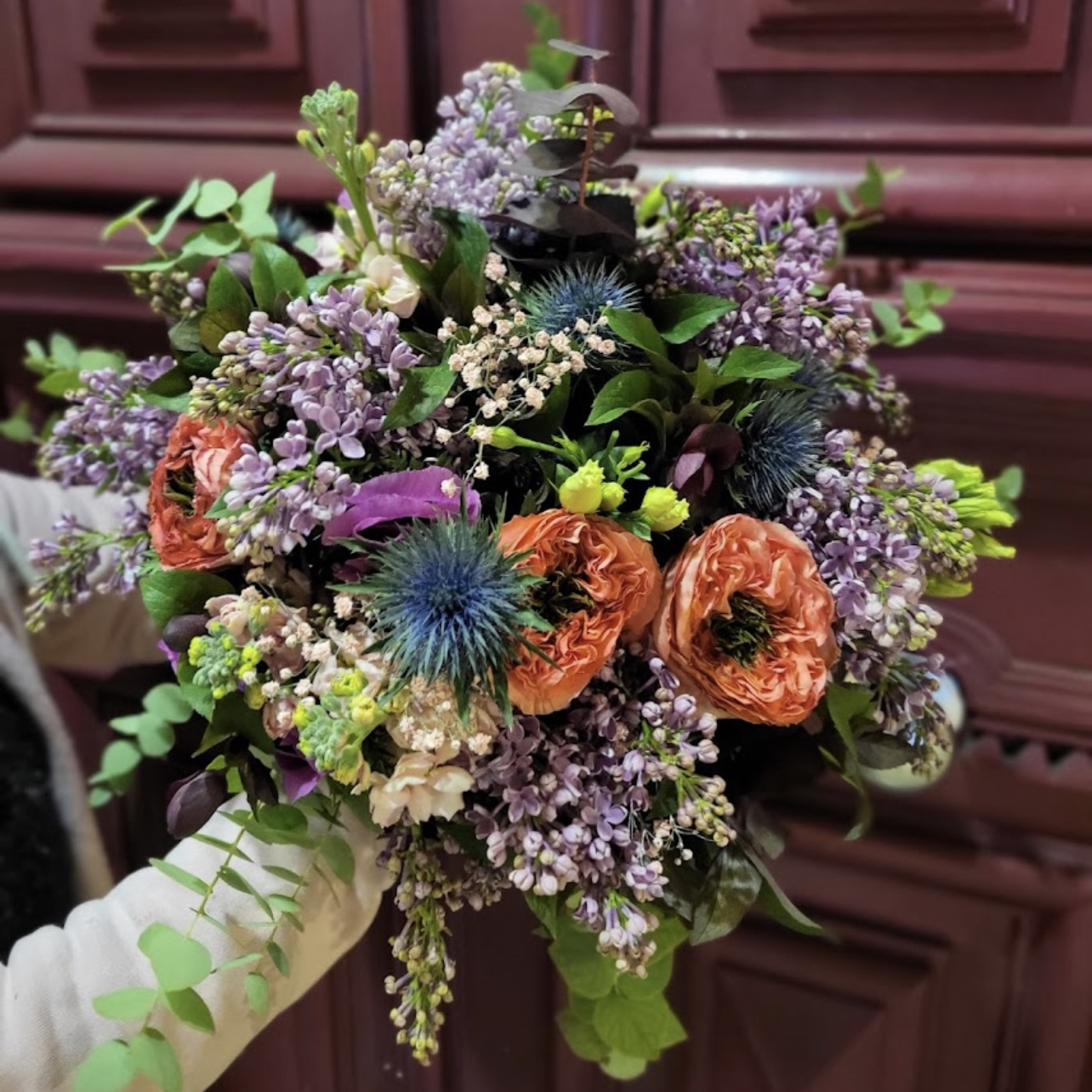 Main tenant un bouquet de fleurs