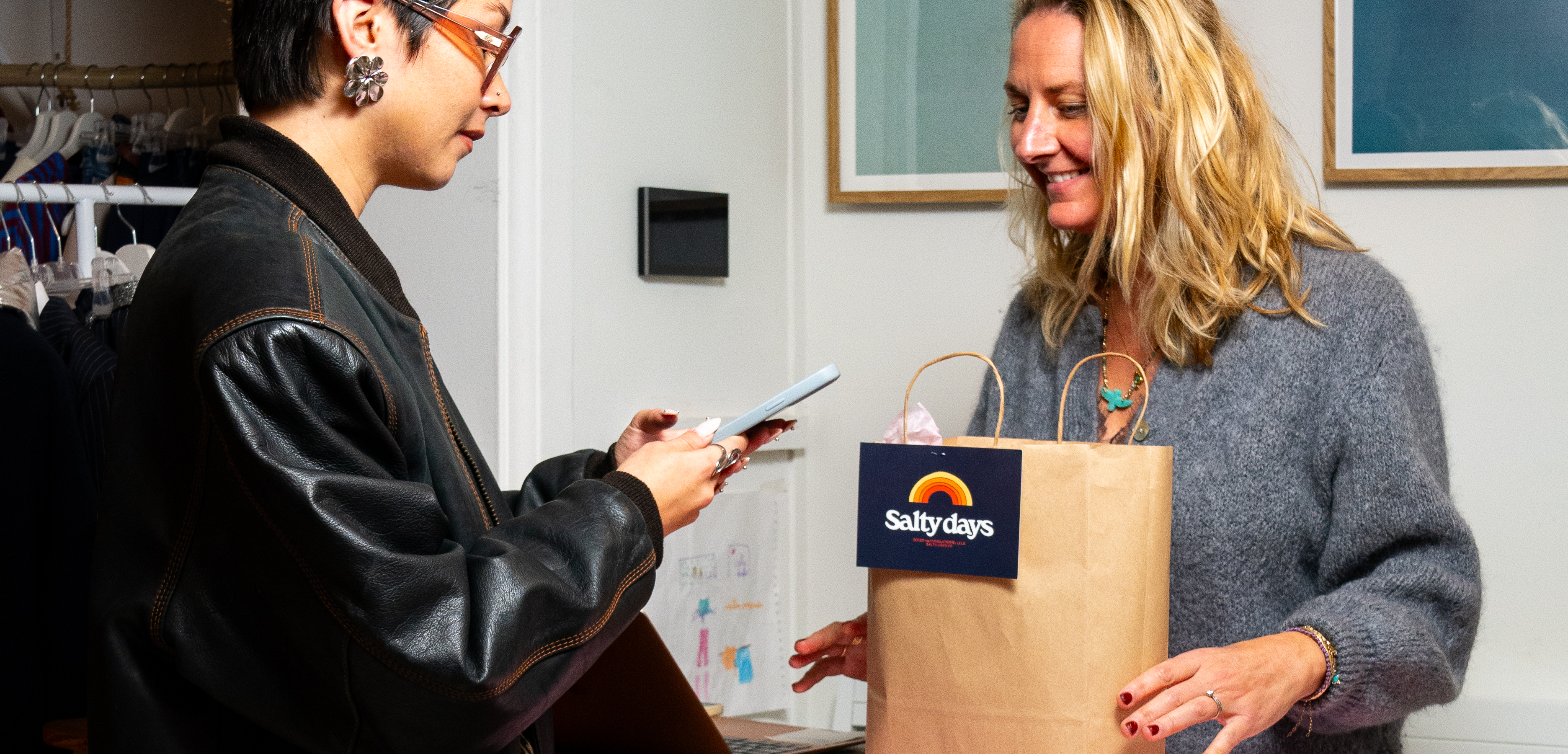 Une cliente paye au comptoir d'un commerce