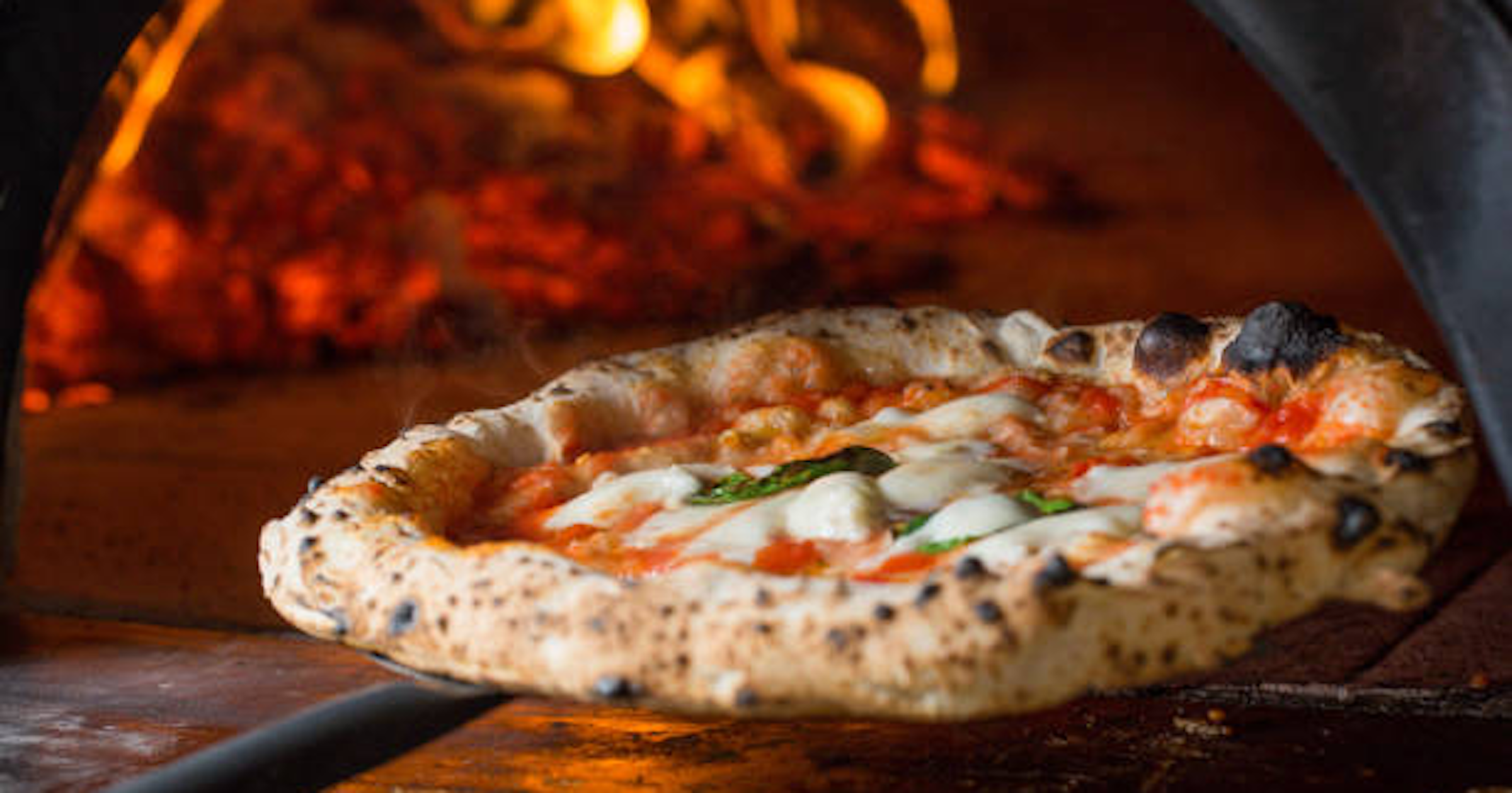 Pizza sortant du four