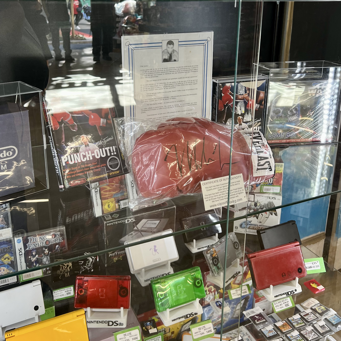 Vitrine remplie de console et de jeux collectors