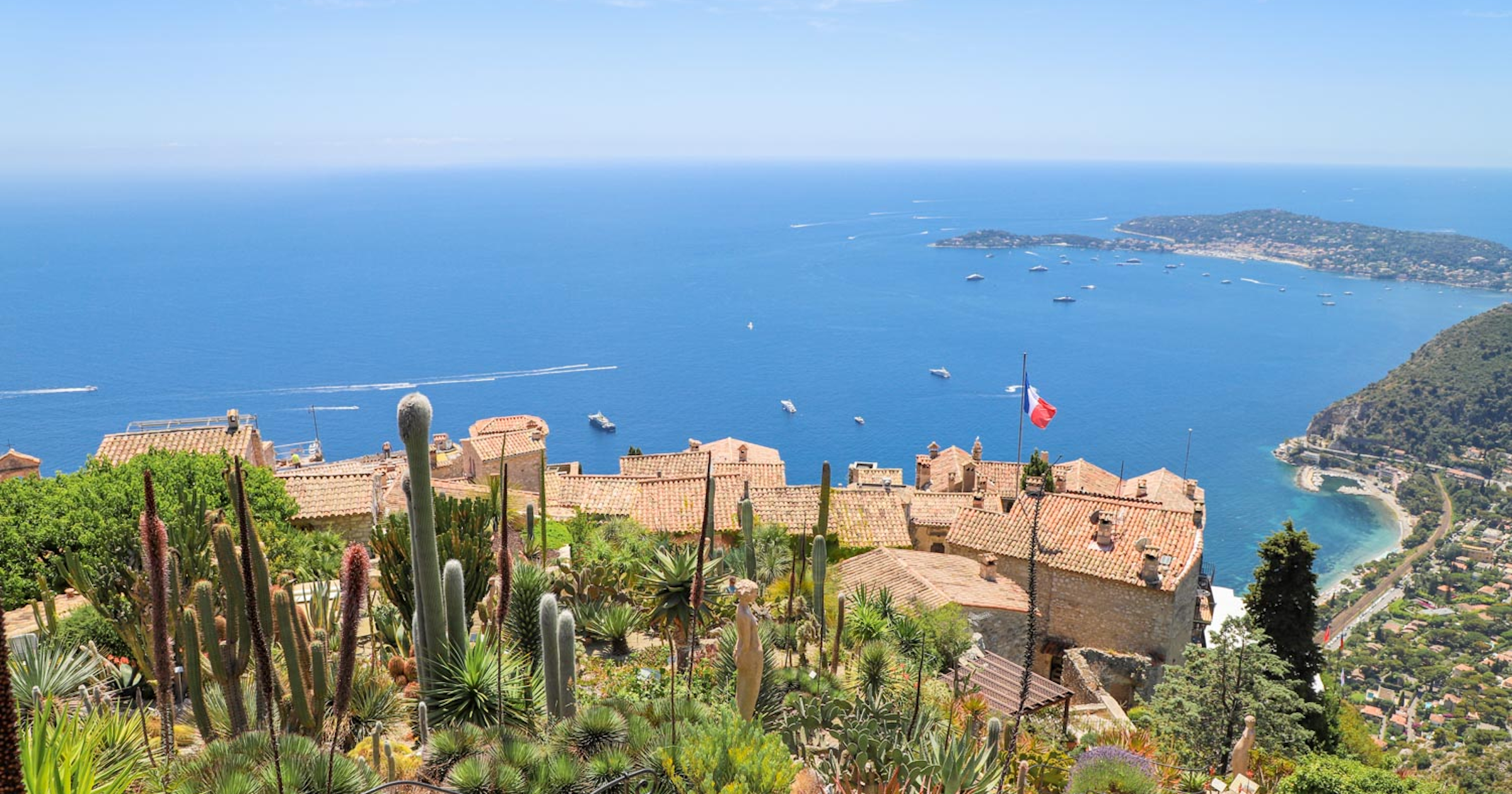 Vue mer avec végétation luxuriante