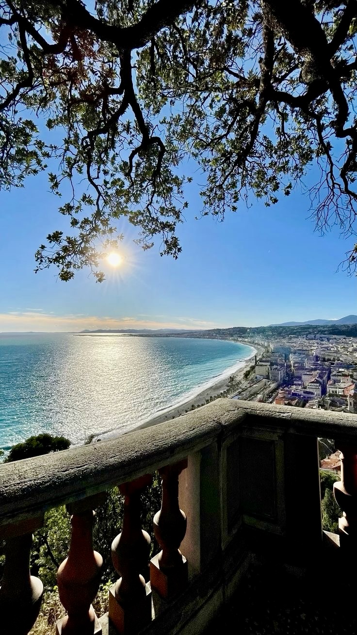 Couché du soleil sur la mer avec ville