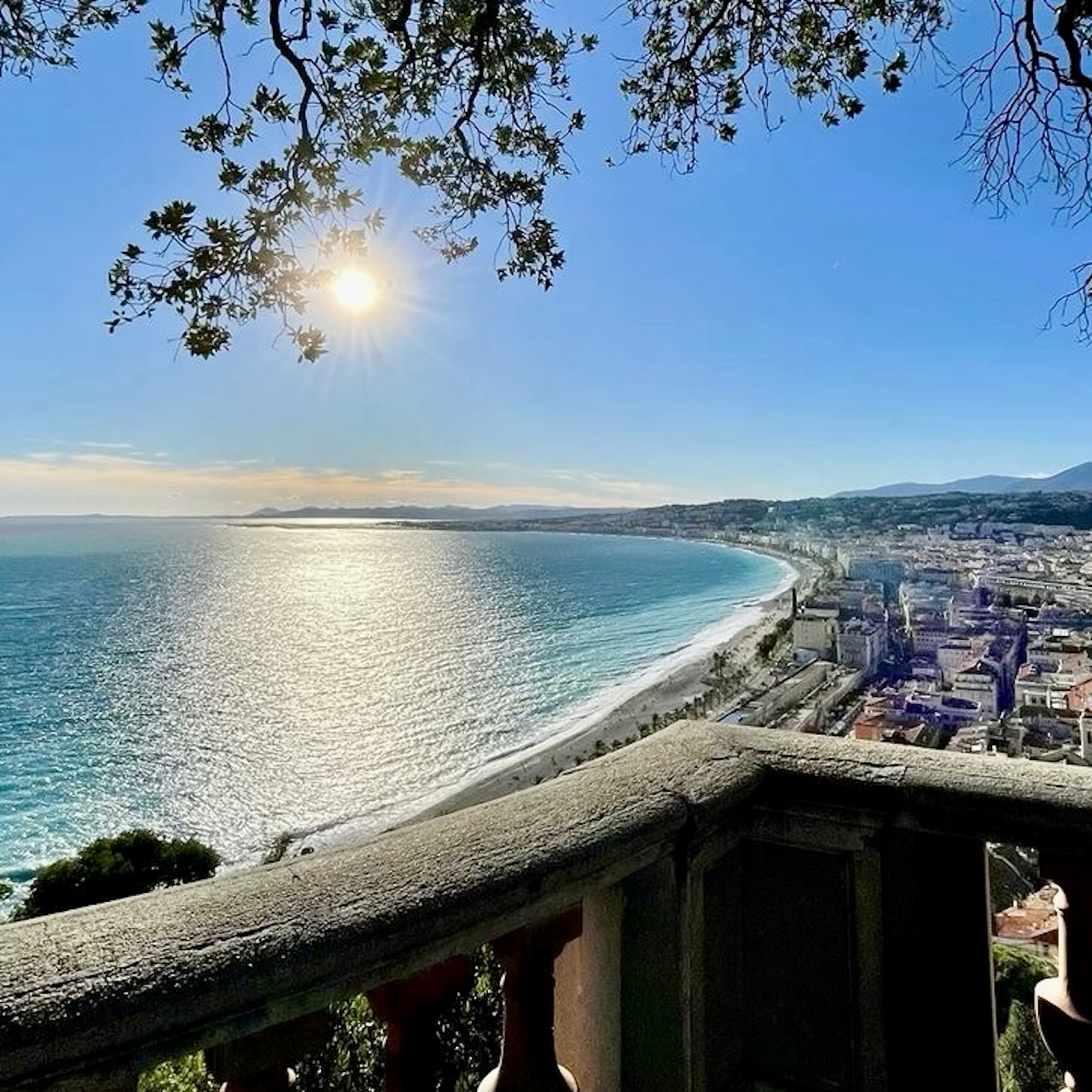 Couché du soleil sur la mer avec ville