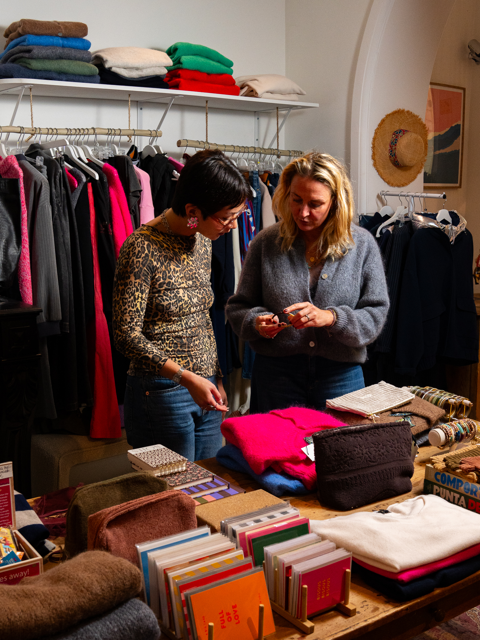 2 personnes dans une boutique de vêtements