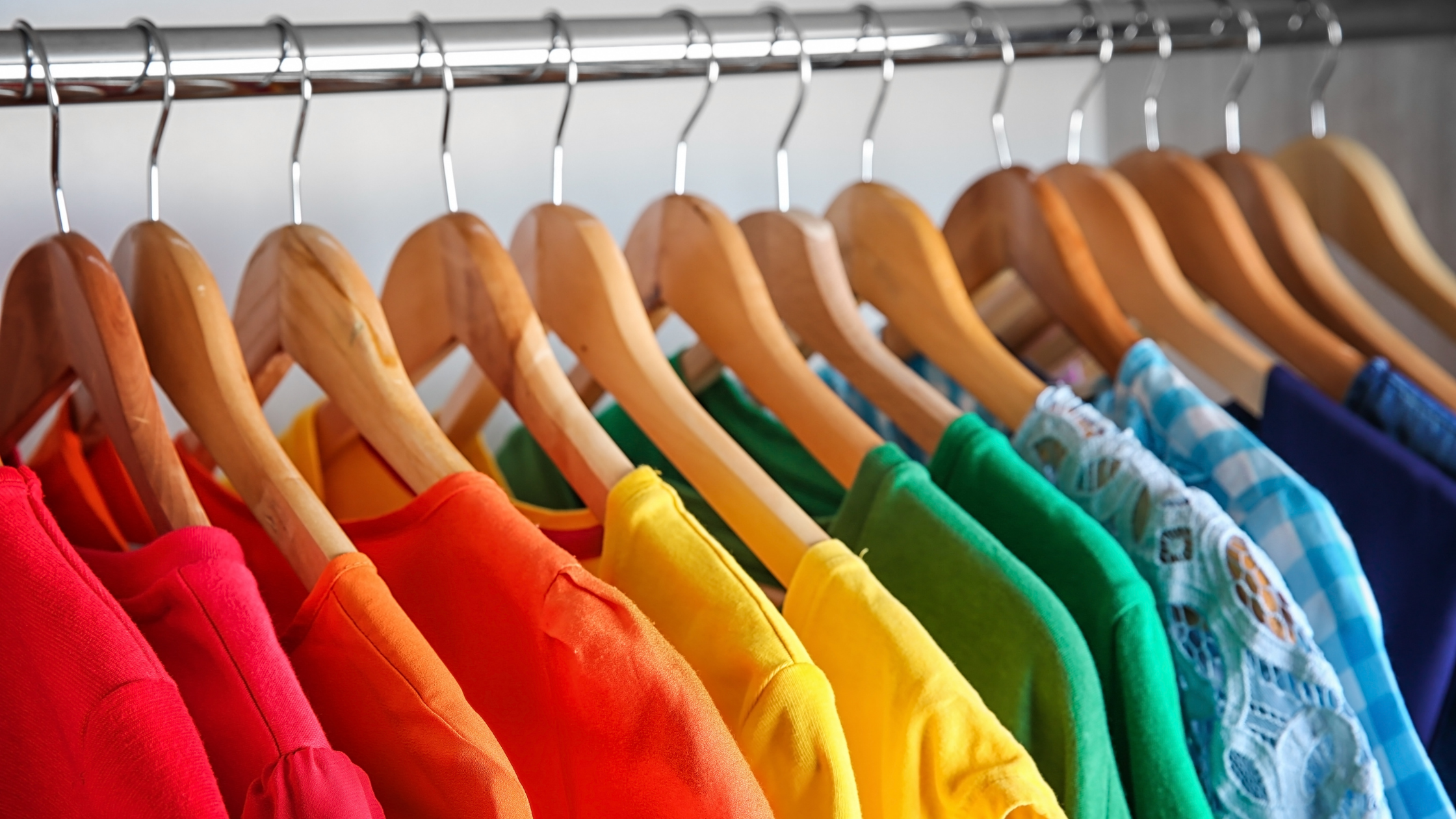 Vêtements posés sur des cintres