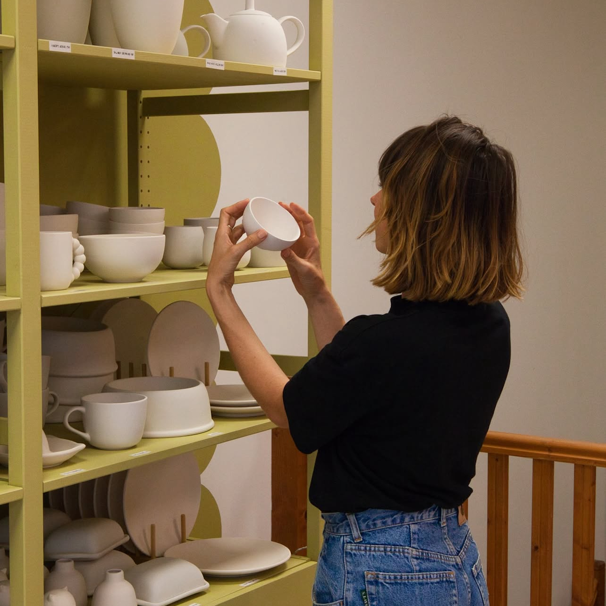 Femme choisissant une céramique