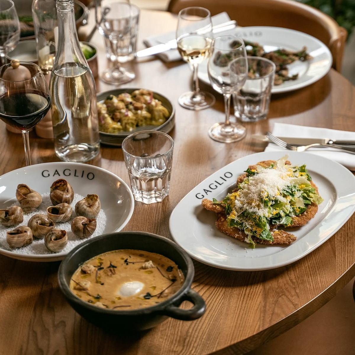 Tables pleines de mets