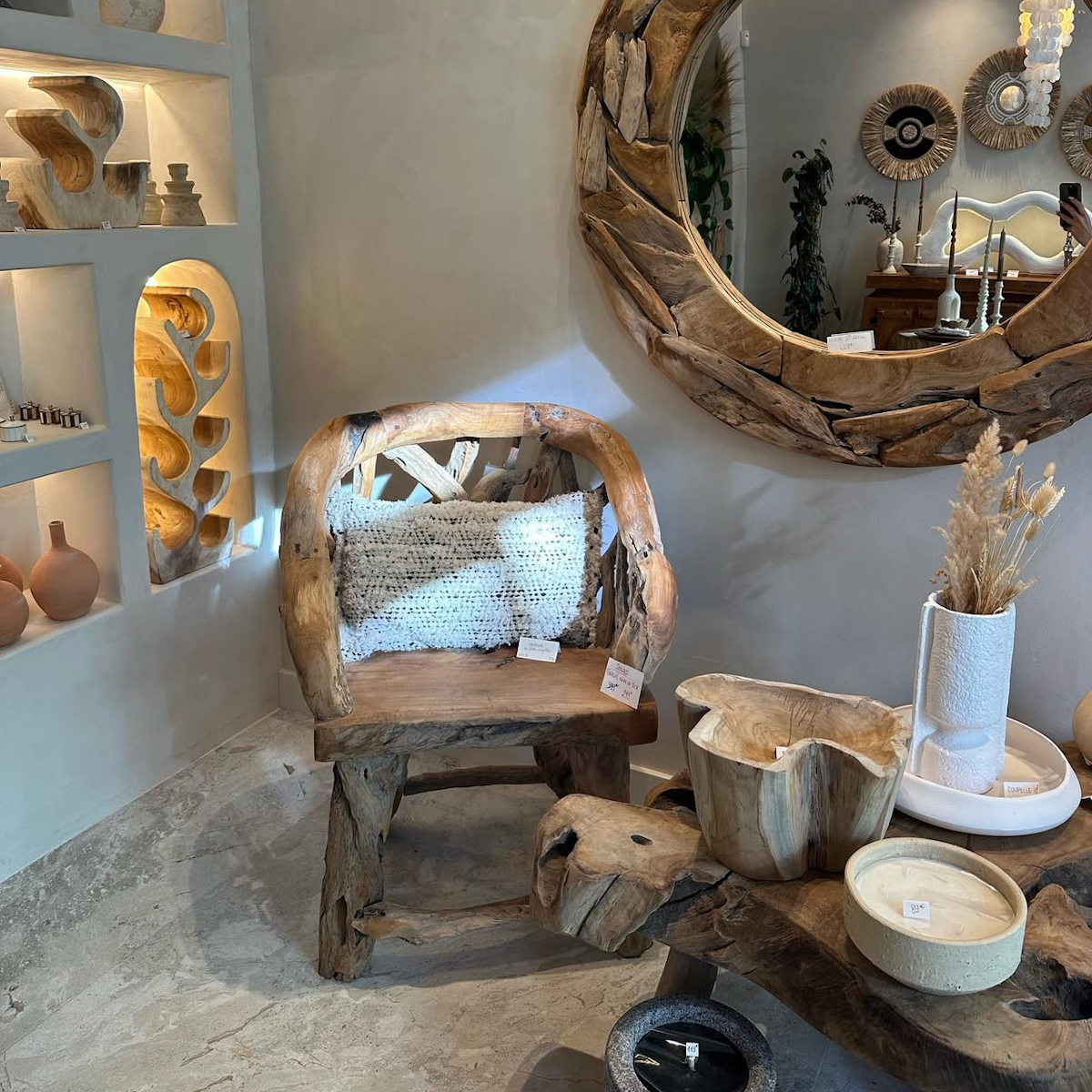 Plusieurs objets de décorations : miroir, vase, coussin.