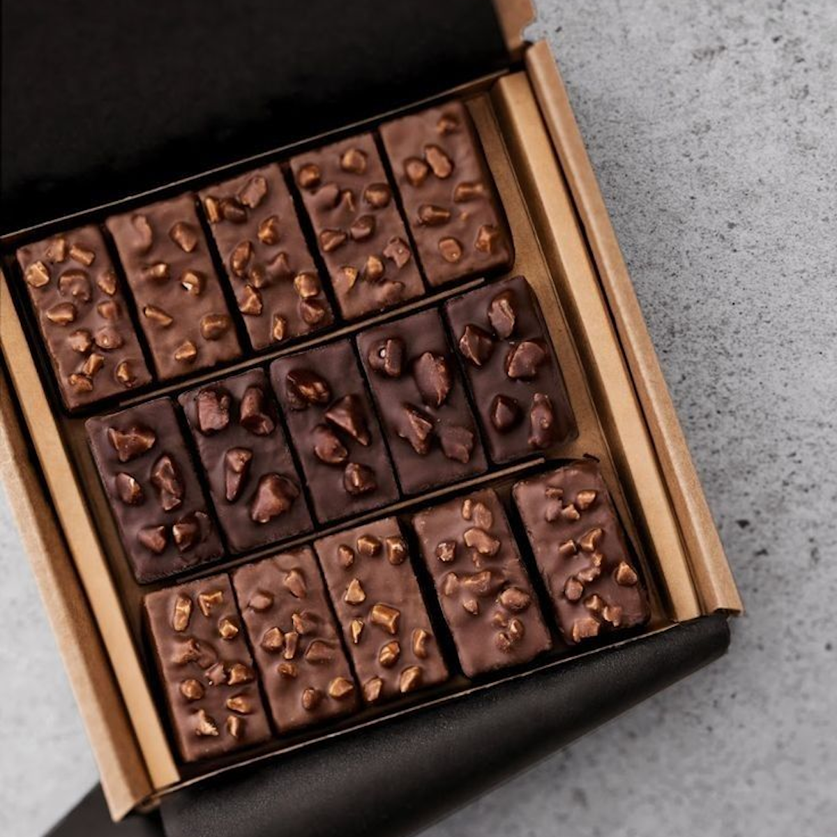 Boîte de chocolats noir et au lait