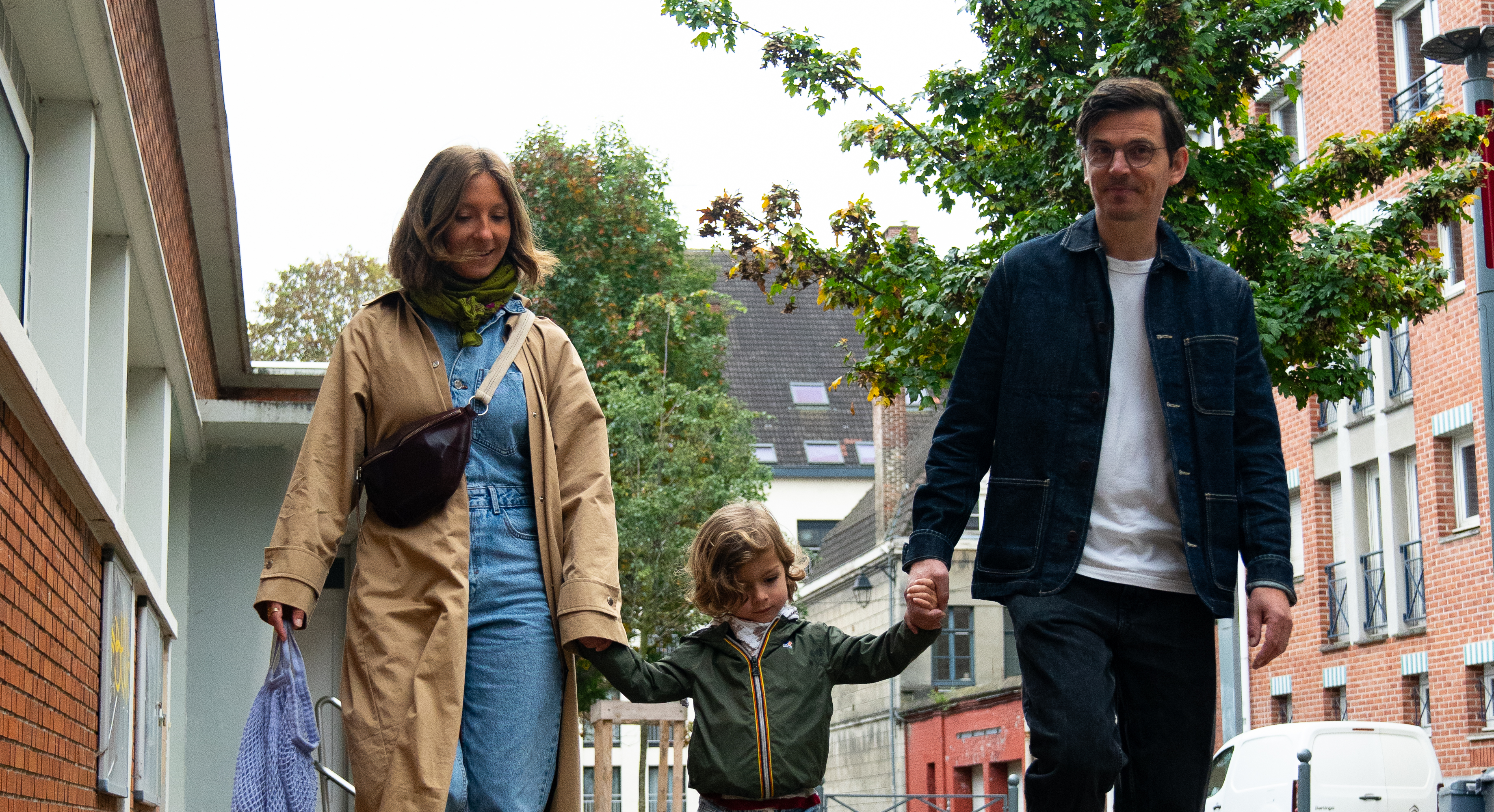 Une famille se balade dans la rue