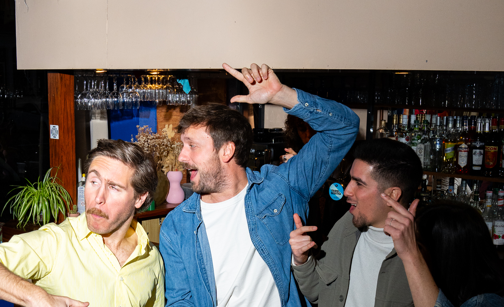 3 hommes heureux dans un bar