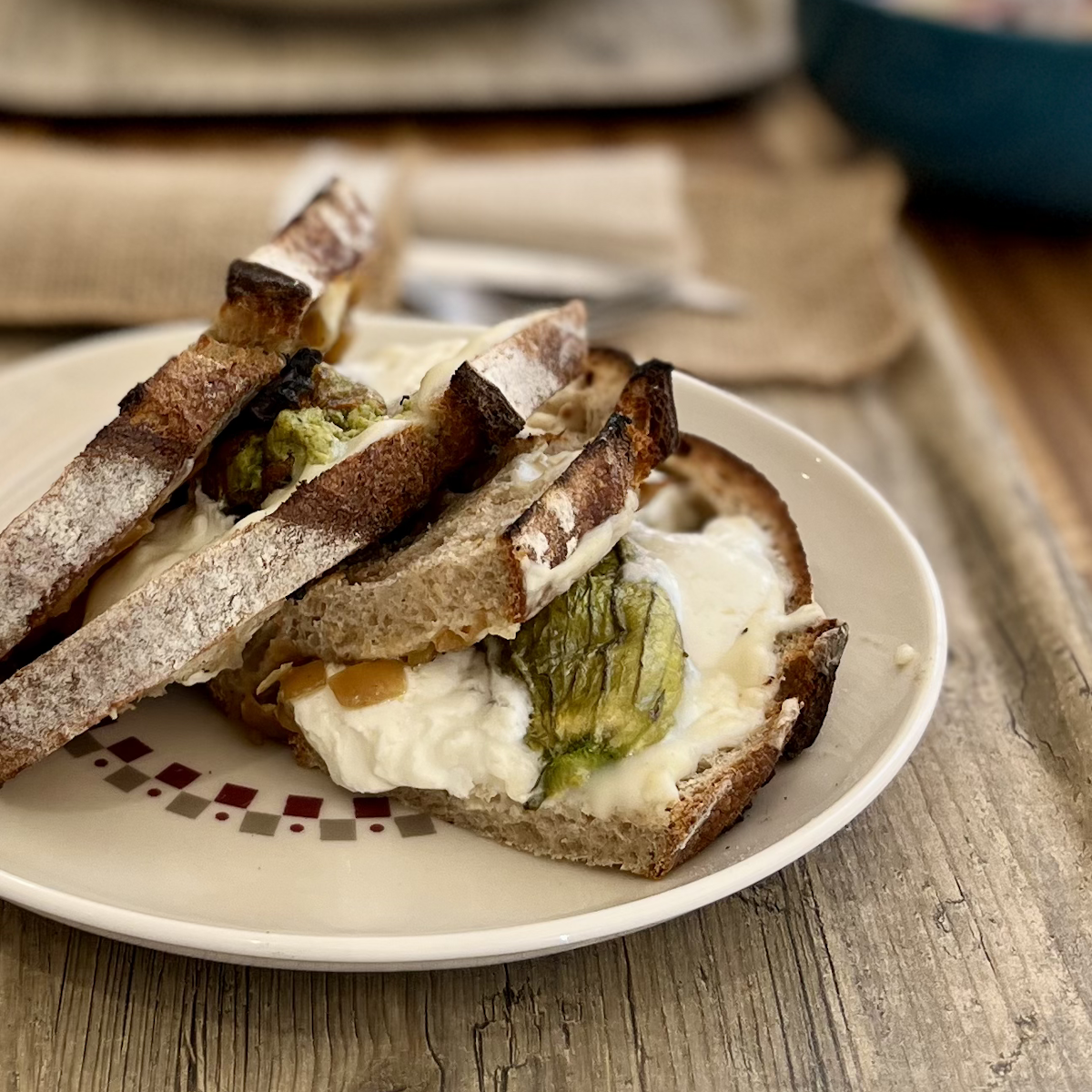croque monsieur dans une assiette