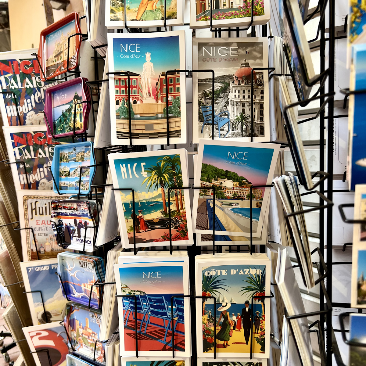 cartes postales sur un portant
