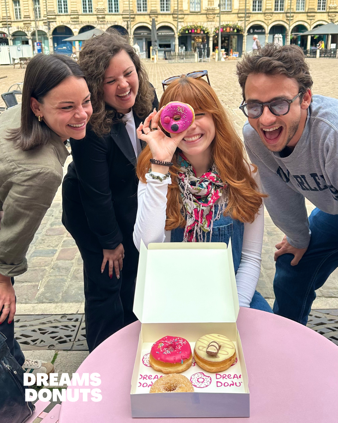 4 amis qui rigolent et mangent des donuts